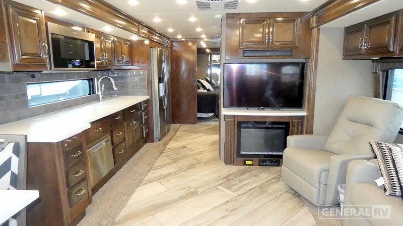 2021 Fleetwood Discovery 38F - Photo 3