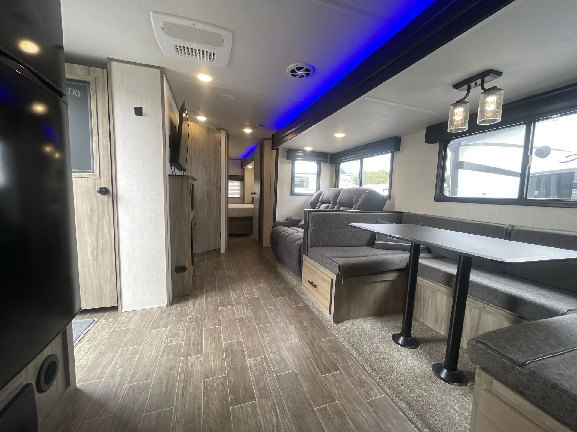 2022 Forest River Cherokee Alpha Wolf 28FK-L dealer photo 2 from Camping World