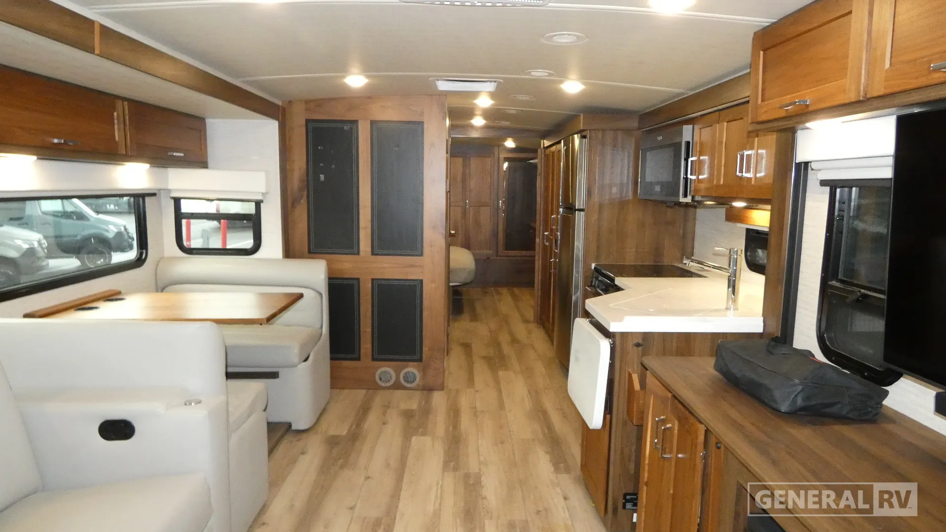 2022 Winnebago Forza 36H - Photo 3
