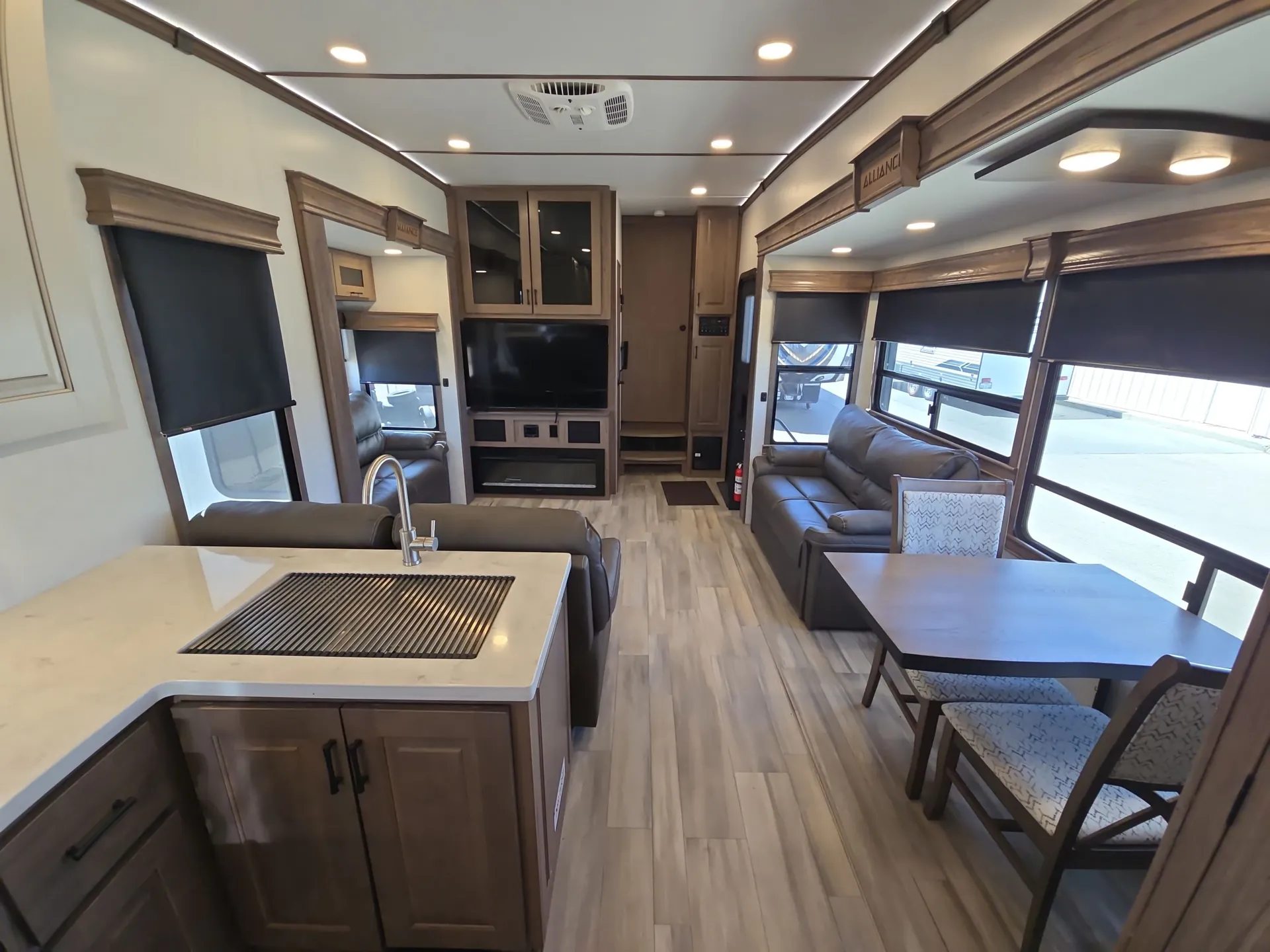 2023 Alliance RV Paradigm 382RK - Photo 4