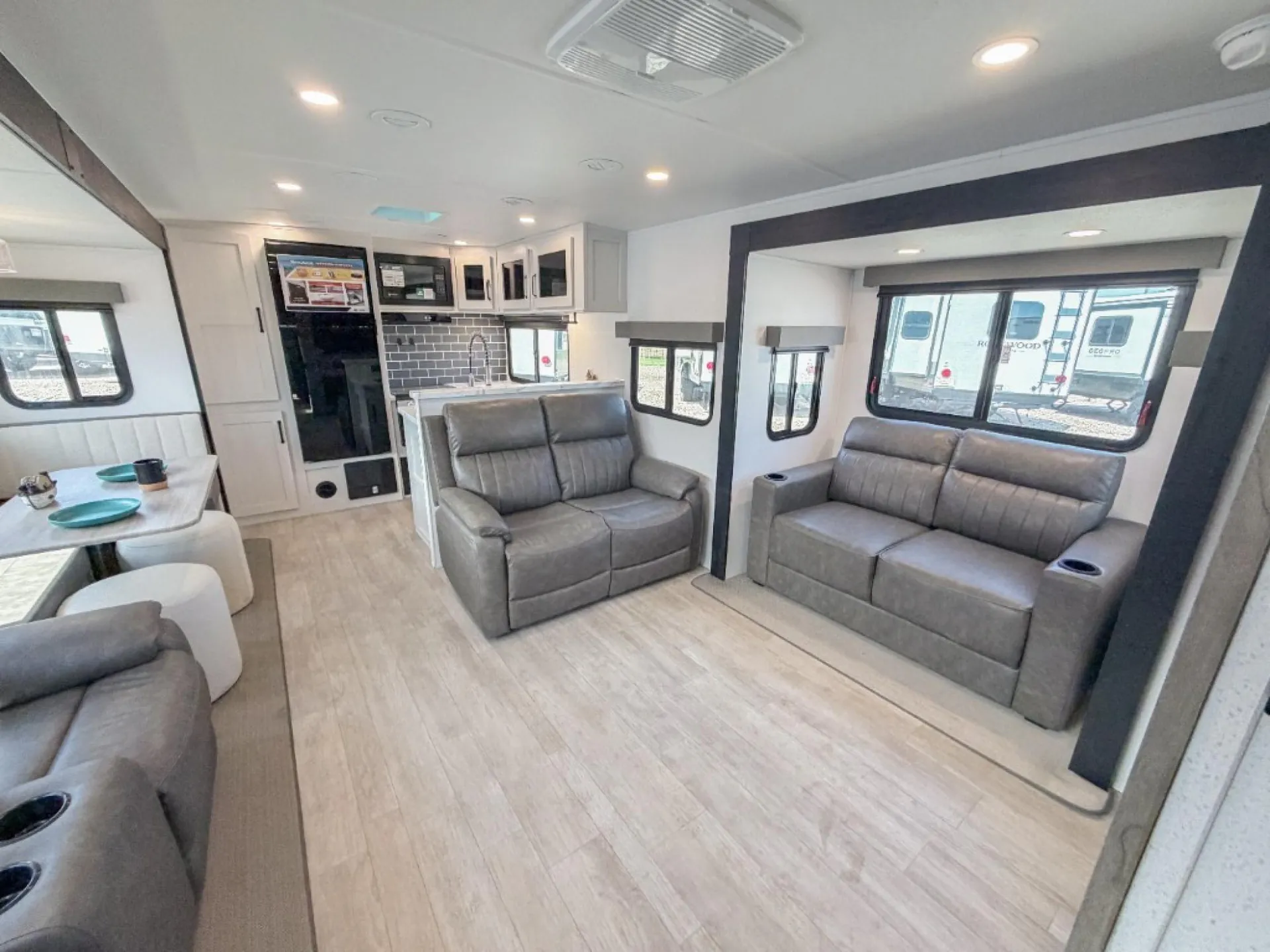 2026 Palomino Solaire 3060RKTS - Photo 3