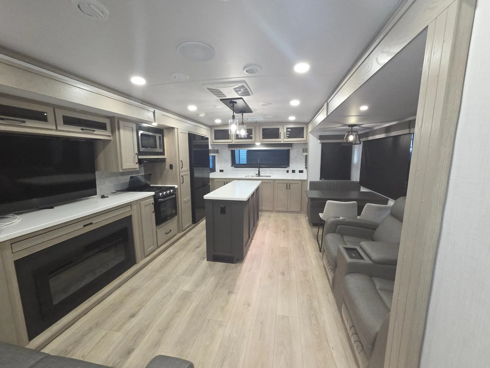 2025 Forest River Rockwood Signature 8339FK - Photo 2