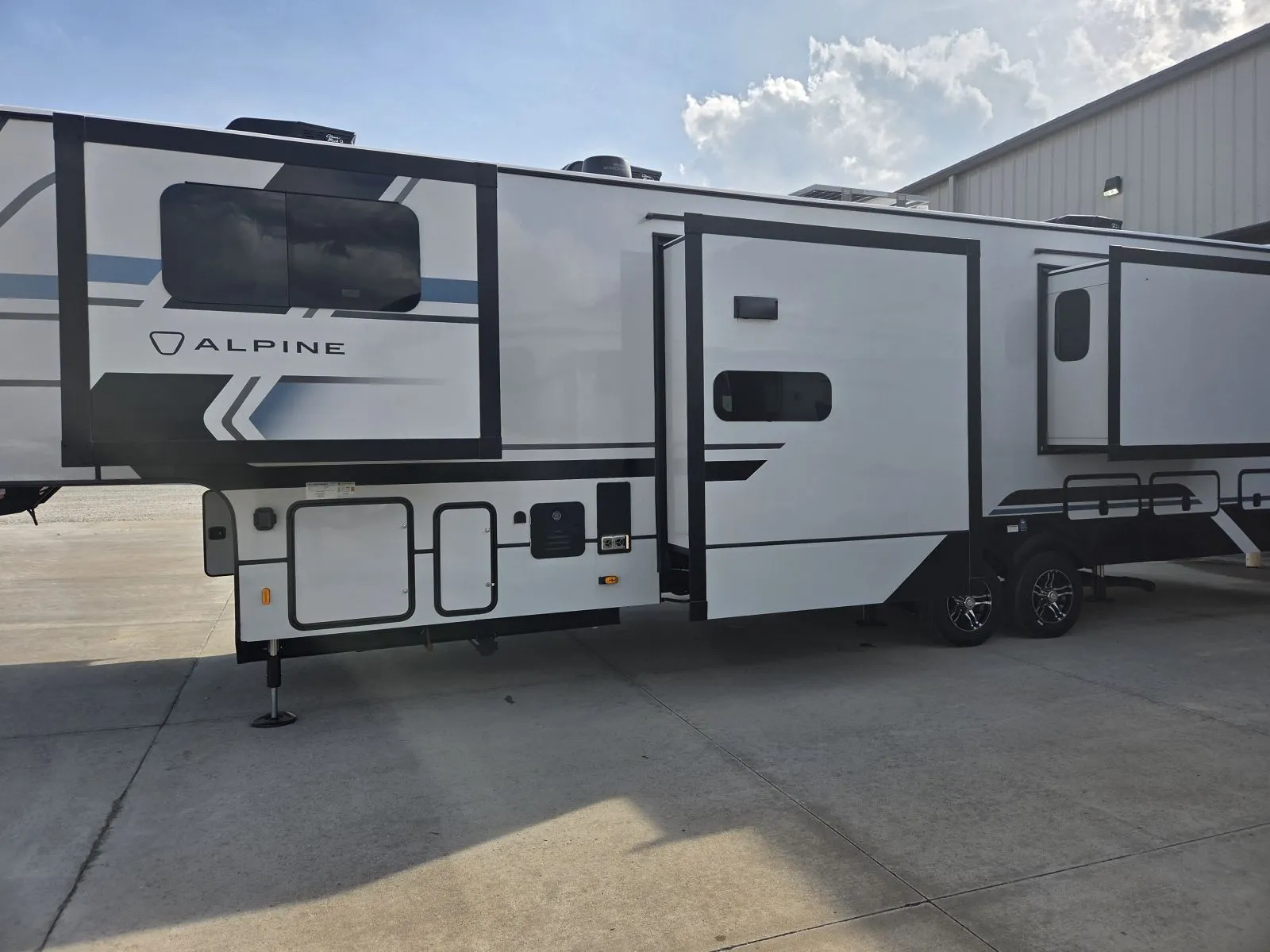 2026 Keystone Alpine 3710FL - Photo 3