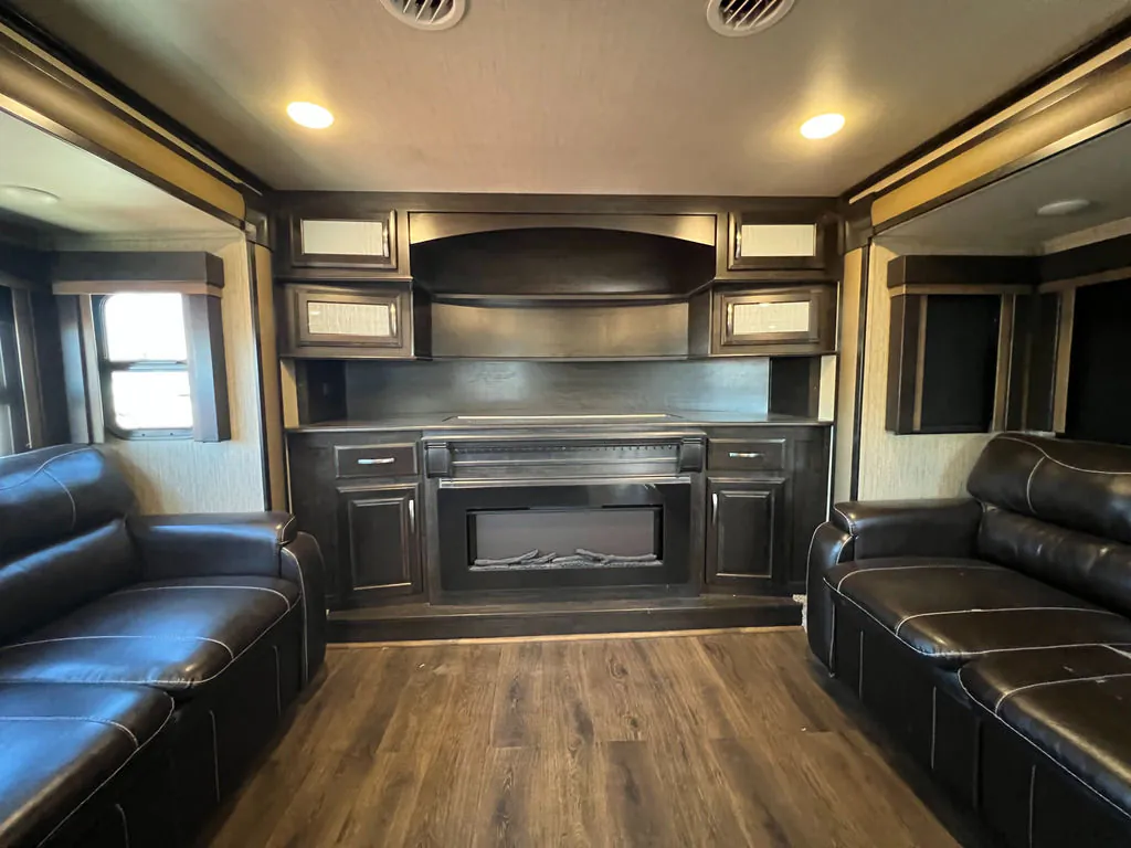 2018 Grand Design Momentum 376TH, Photos photo 15
