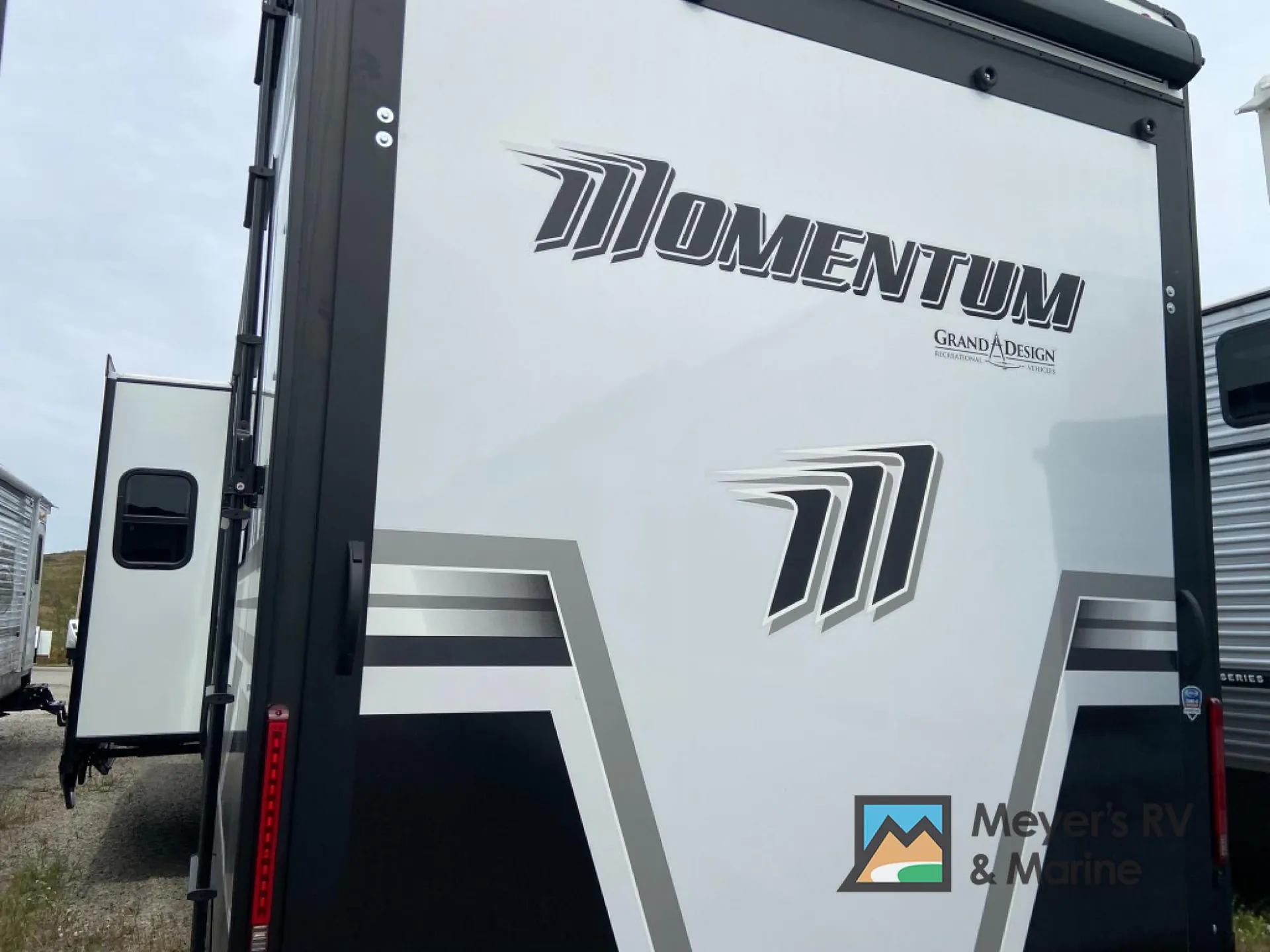 2026 Grand Design Momentum 399M - Photo 4