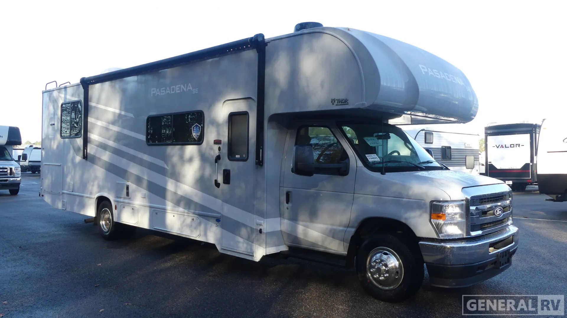 2026 Thor Motor Coach Pasadena SE SH31 - Photo 2
