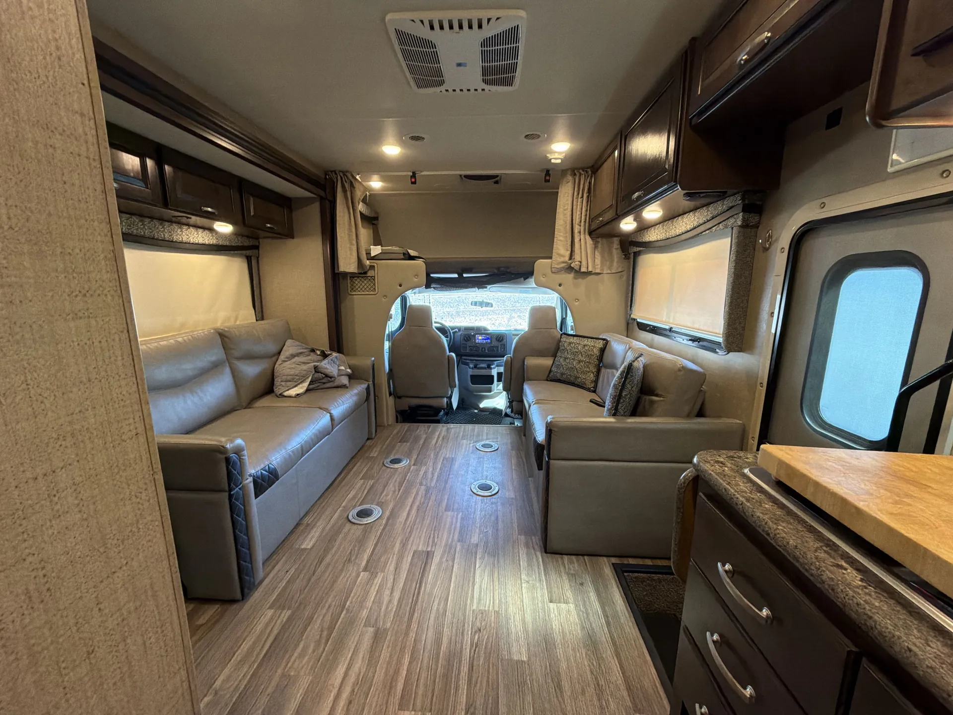 2019 Thor Motor Coach Outlaw 29J — living area main