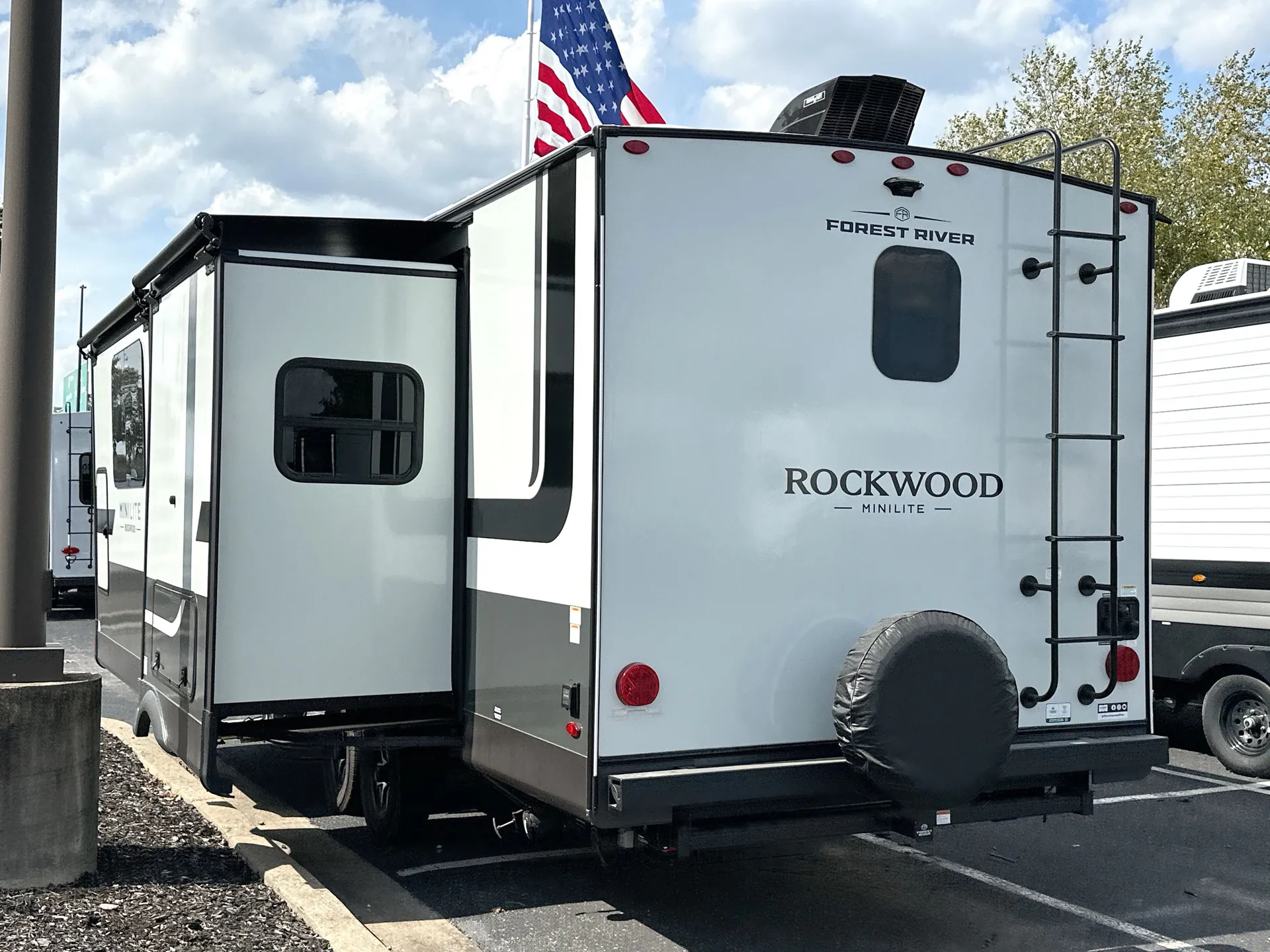 2027 Forest River Rockwood Mini Lite 2523MBR — off campside