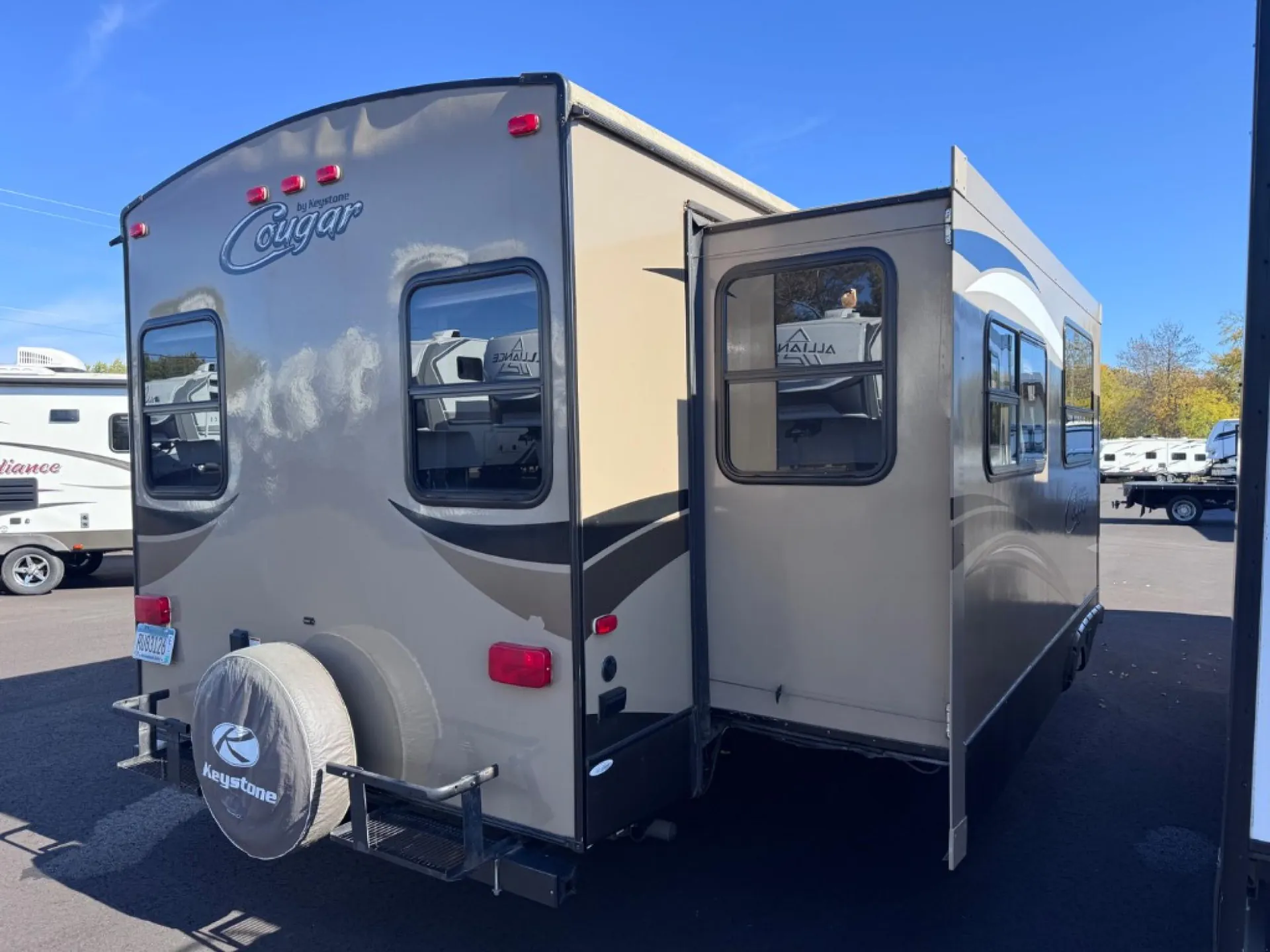 2015 Keystone Cougar XLite 33RES - Photo 3