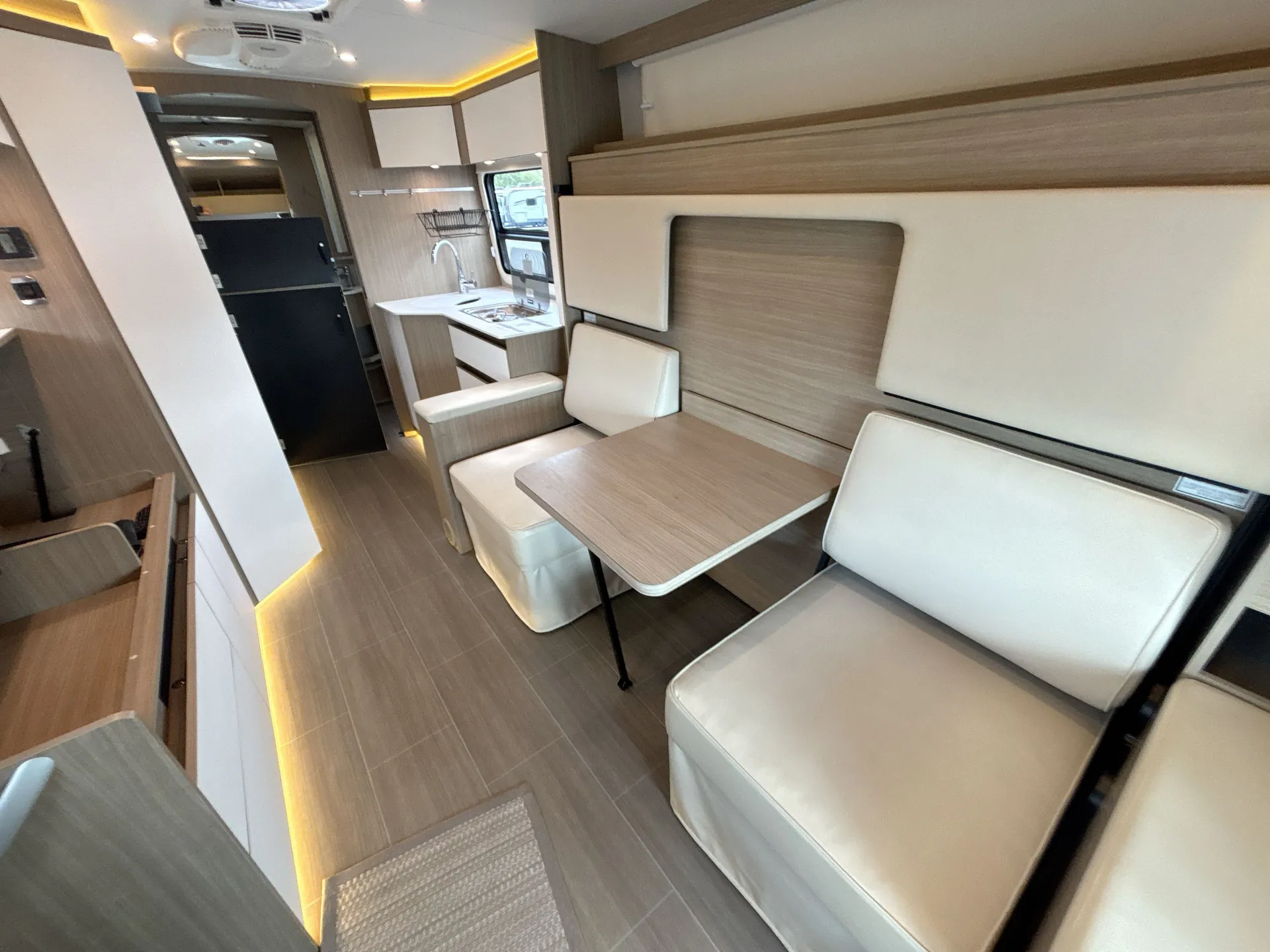 2017 Leisure Travel Wonder W24MB — living area main