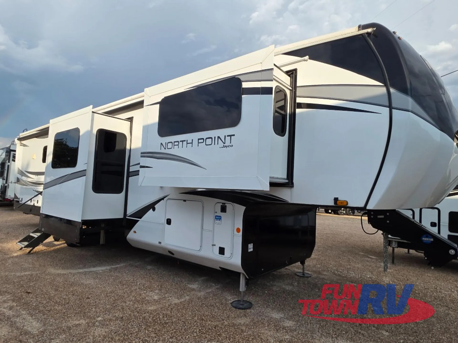 2024 Jayco North Point 382FLRB - Photo 2