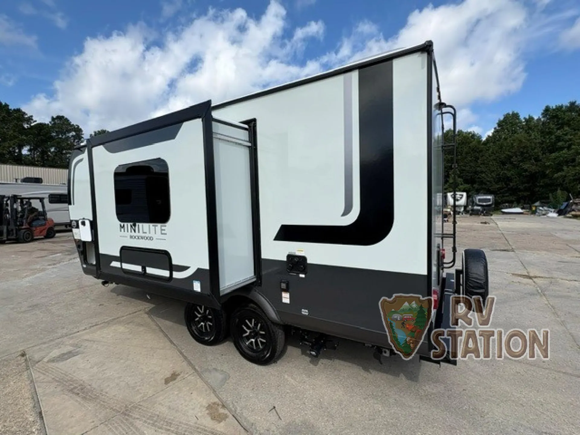 2027 Forest River Rockwood Mini Lite 2109S — Photo 6