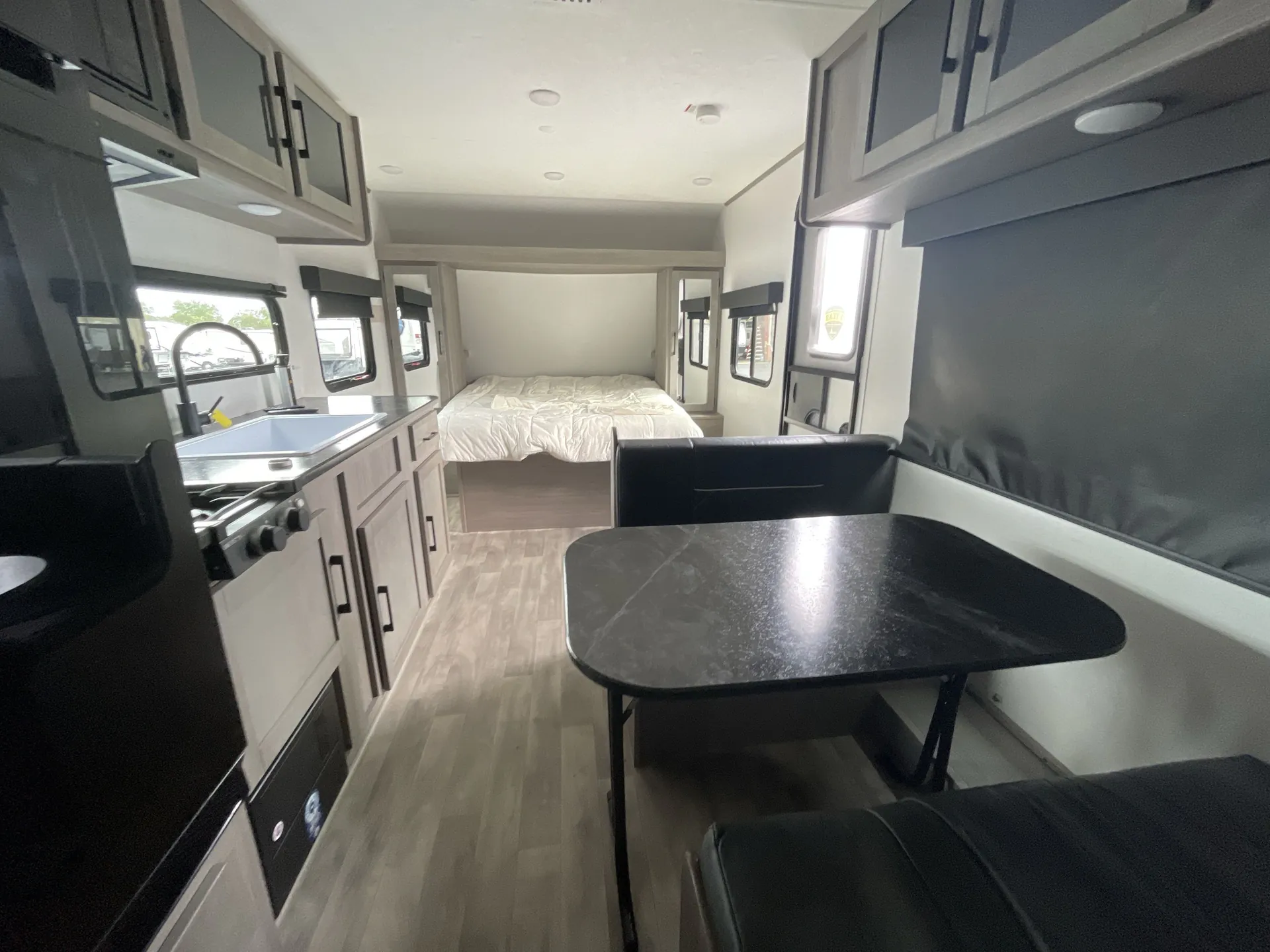 2023 Dutchmen Kodiak SE 22SBH — living area main