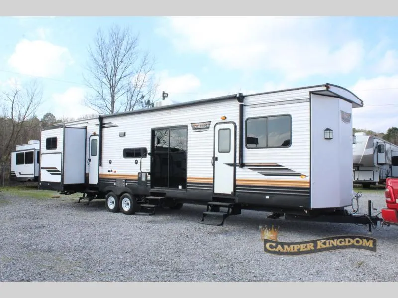 2023 Forest River Wildwood Lodge 42QBQ - Photo 2