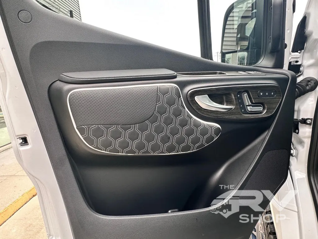 2025 Midwest Automotive Designs Luxe Cruiser D4, Photos photo 12
