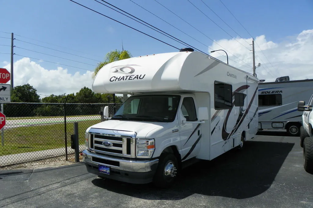 2021 Thor Motor Coach Chateau 26B - Photo 2