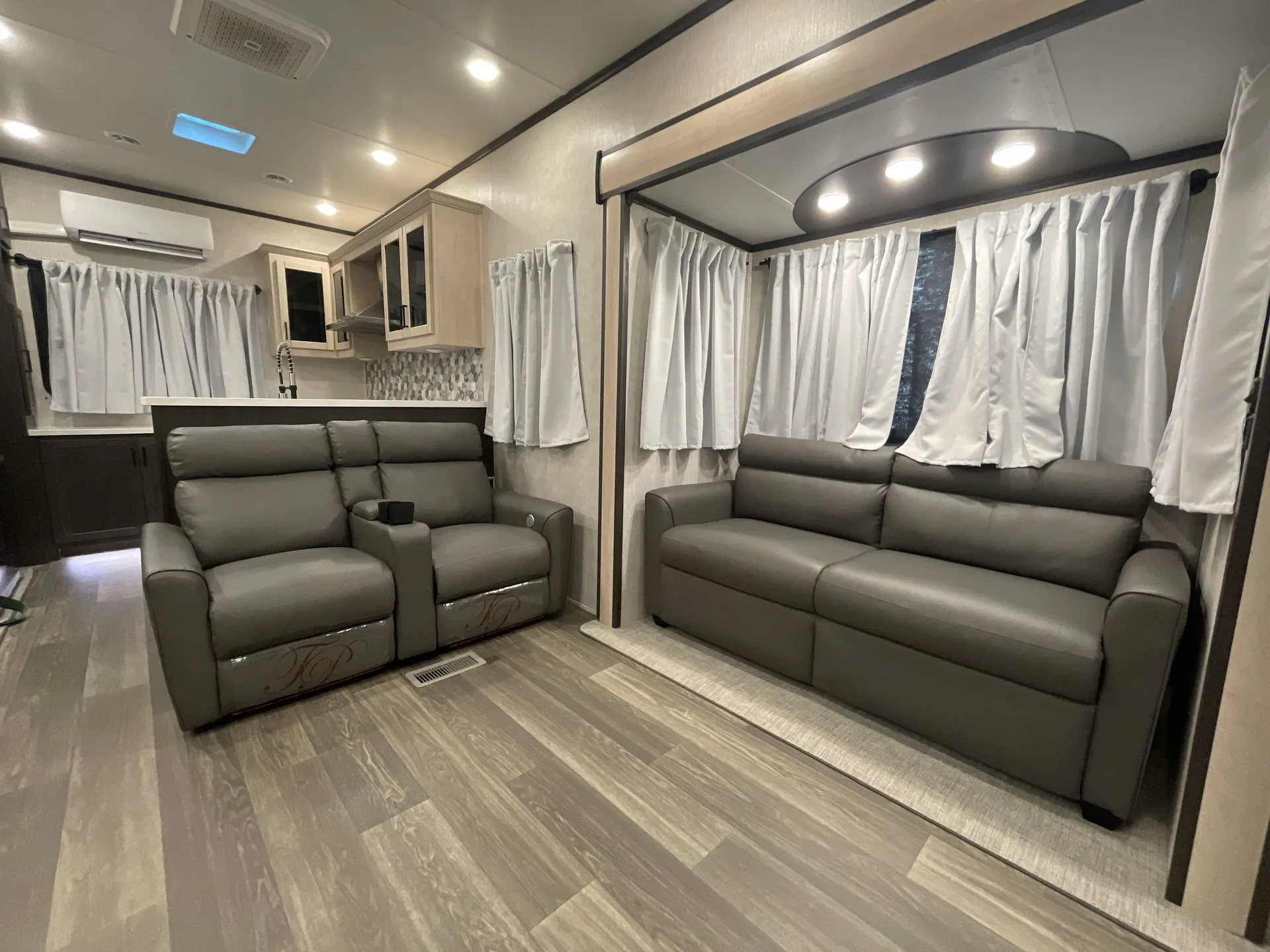 2023 crossroads Cameo 3975CK — living area main
