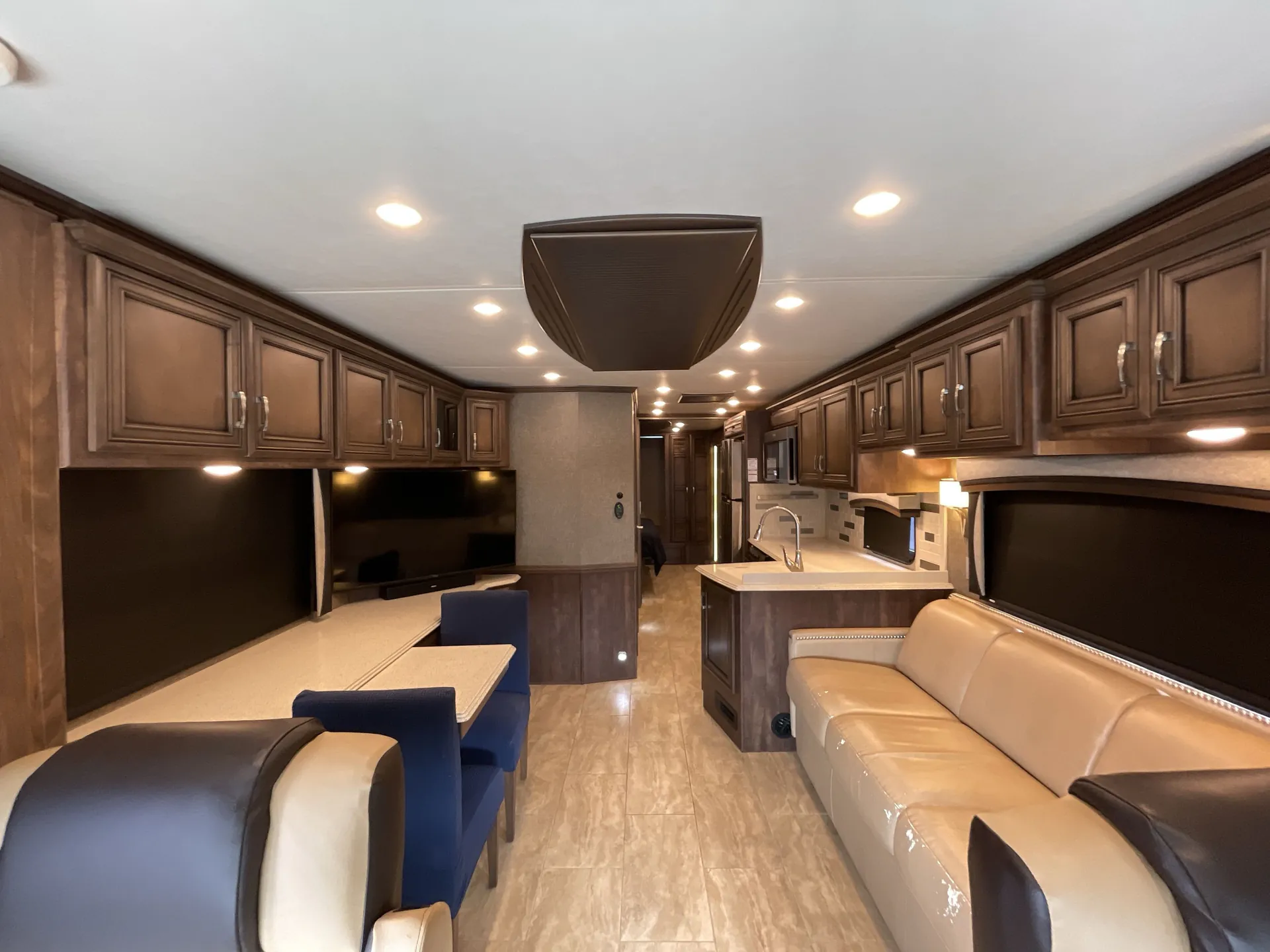 2019 Newmar Ventana 3426 — living area main