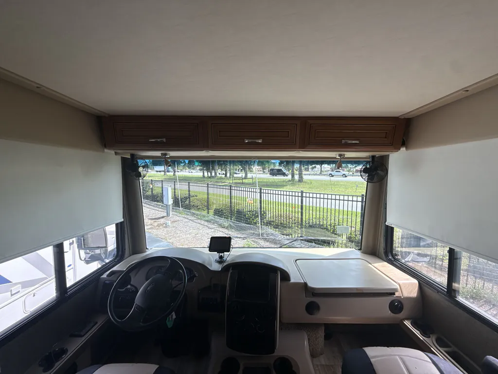 2017 Thor Motor Coach Challenger 37YT, Photos photo 23