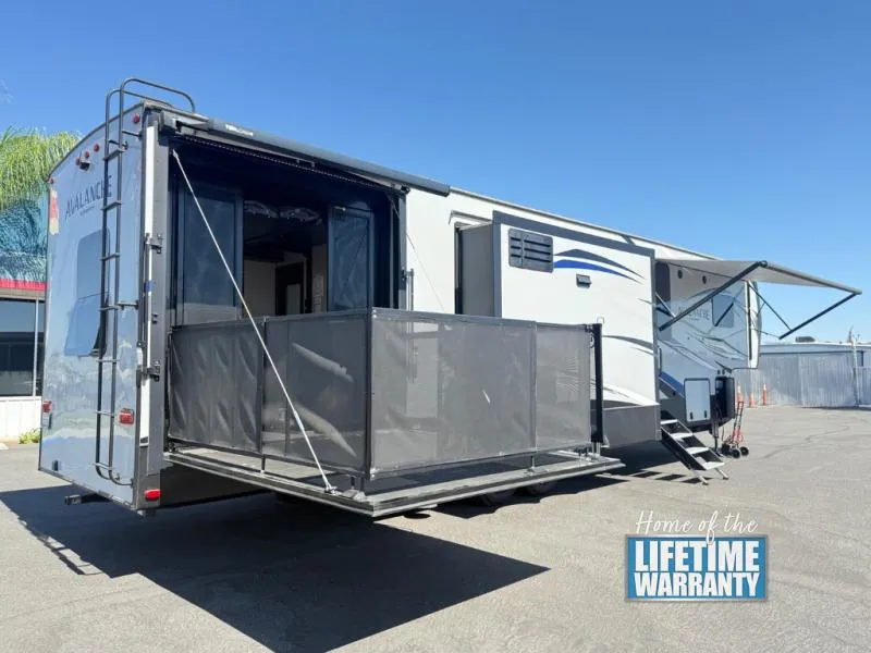 2019 Keystone Avalanche 385BG - Photo 3