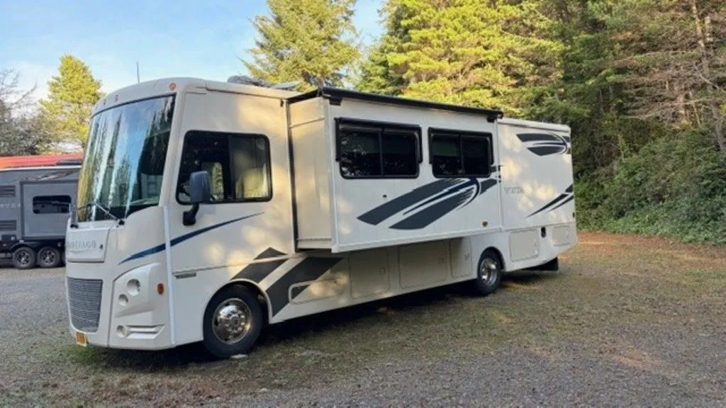 2018 Winnebago Vista 32YE MOTORHOME W/2 SLIDES UNDER 14K MILES! - Main photo