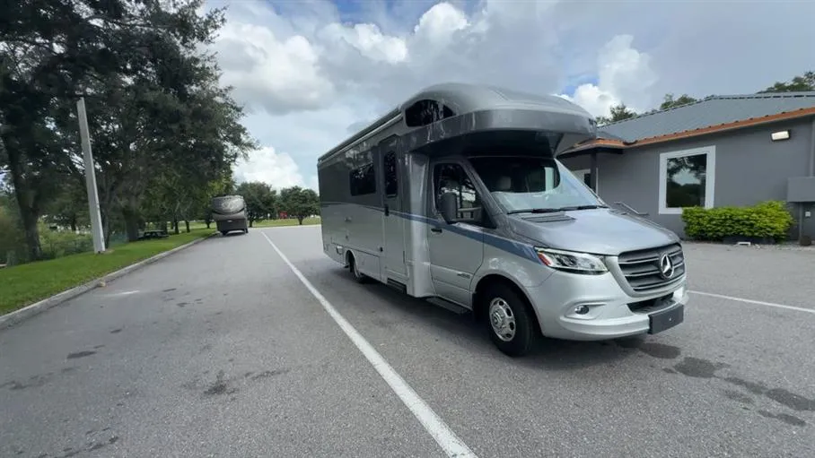 2025 Winnebago View 24T AWD - Photo 4