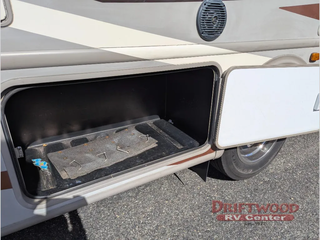 2016 Thor Motor Coach Hurricane 31S, Photos photo 11