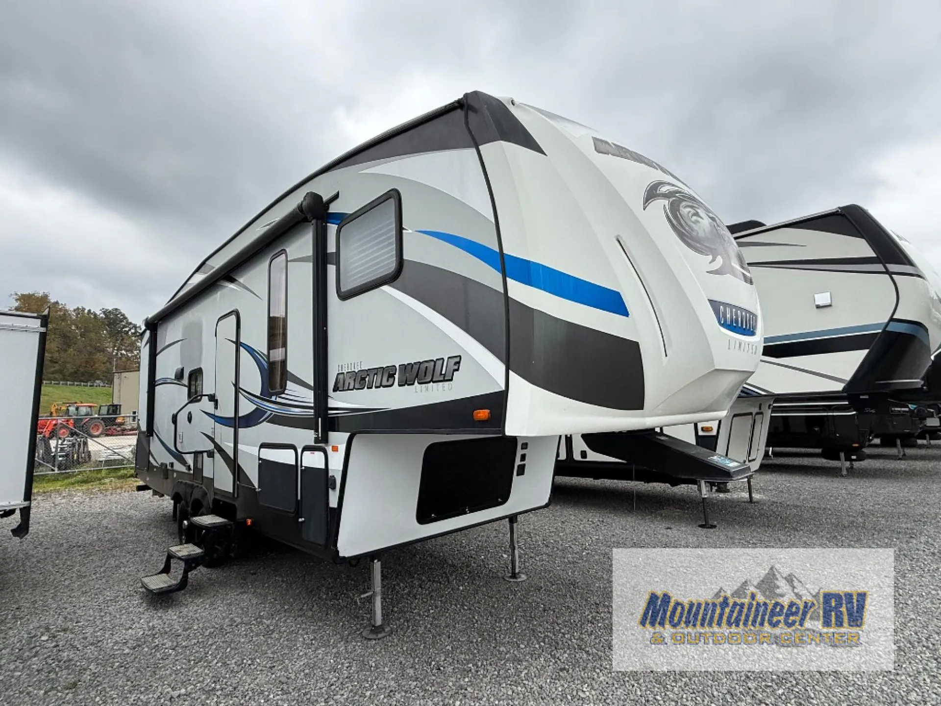 2017 Forest River Cherokee Arctic Wolf 255DRL4 - Photo 3