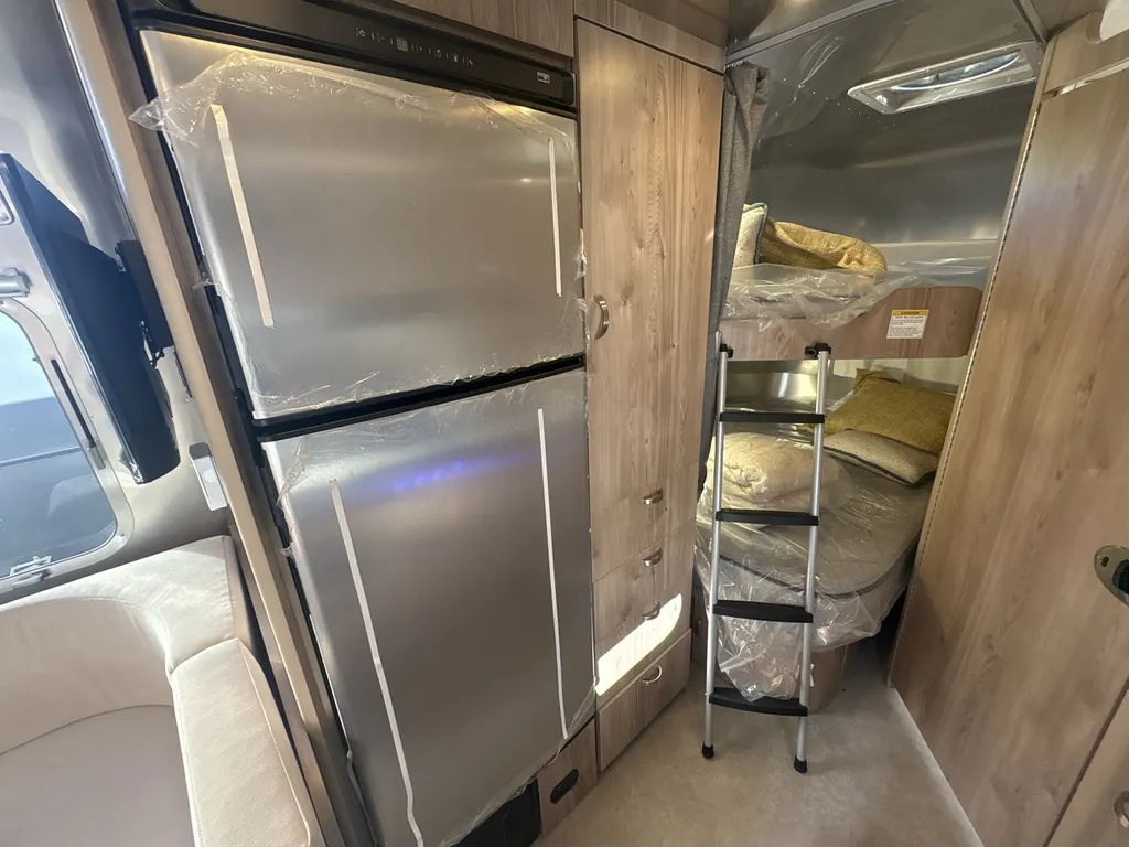 2026 Airstream Flying Cloud 30FB Office, Photos photo 5