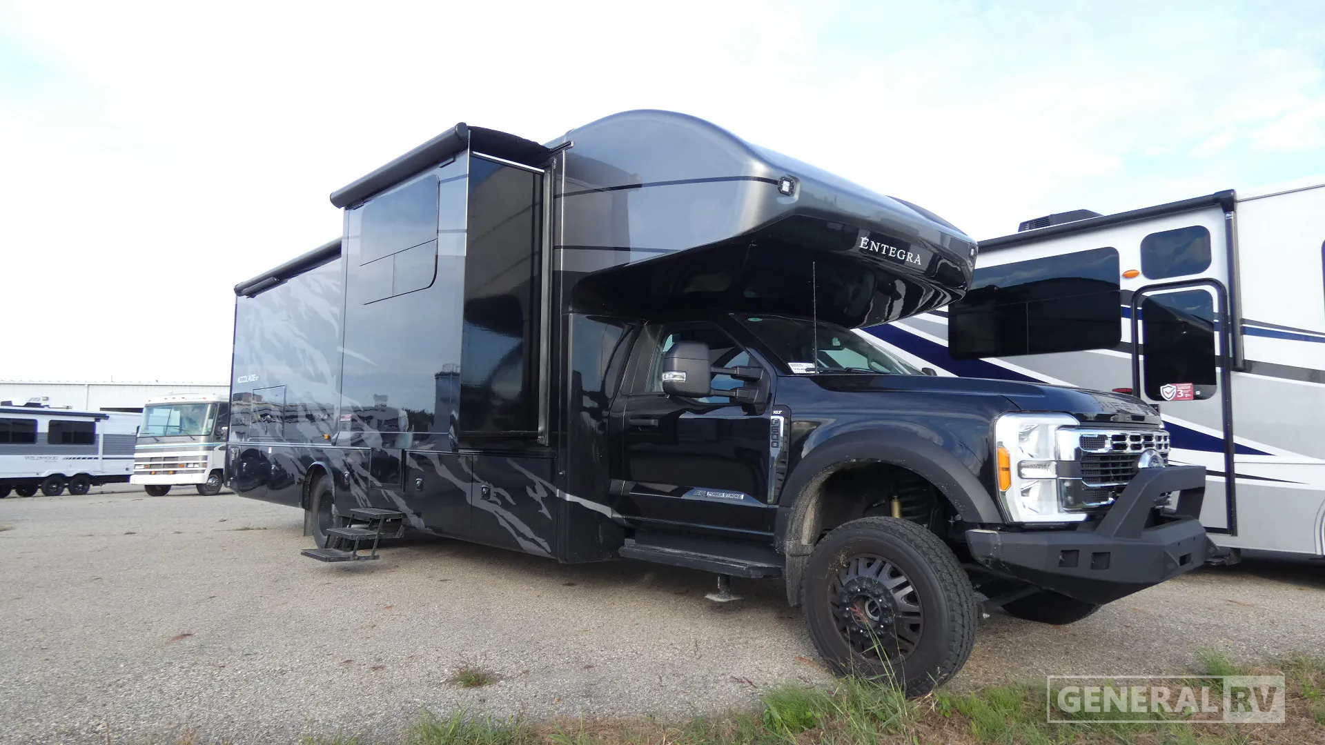2024 Entegra Coach Accolade XT 35L - Photo 2