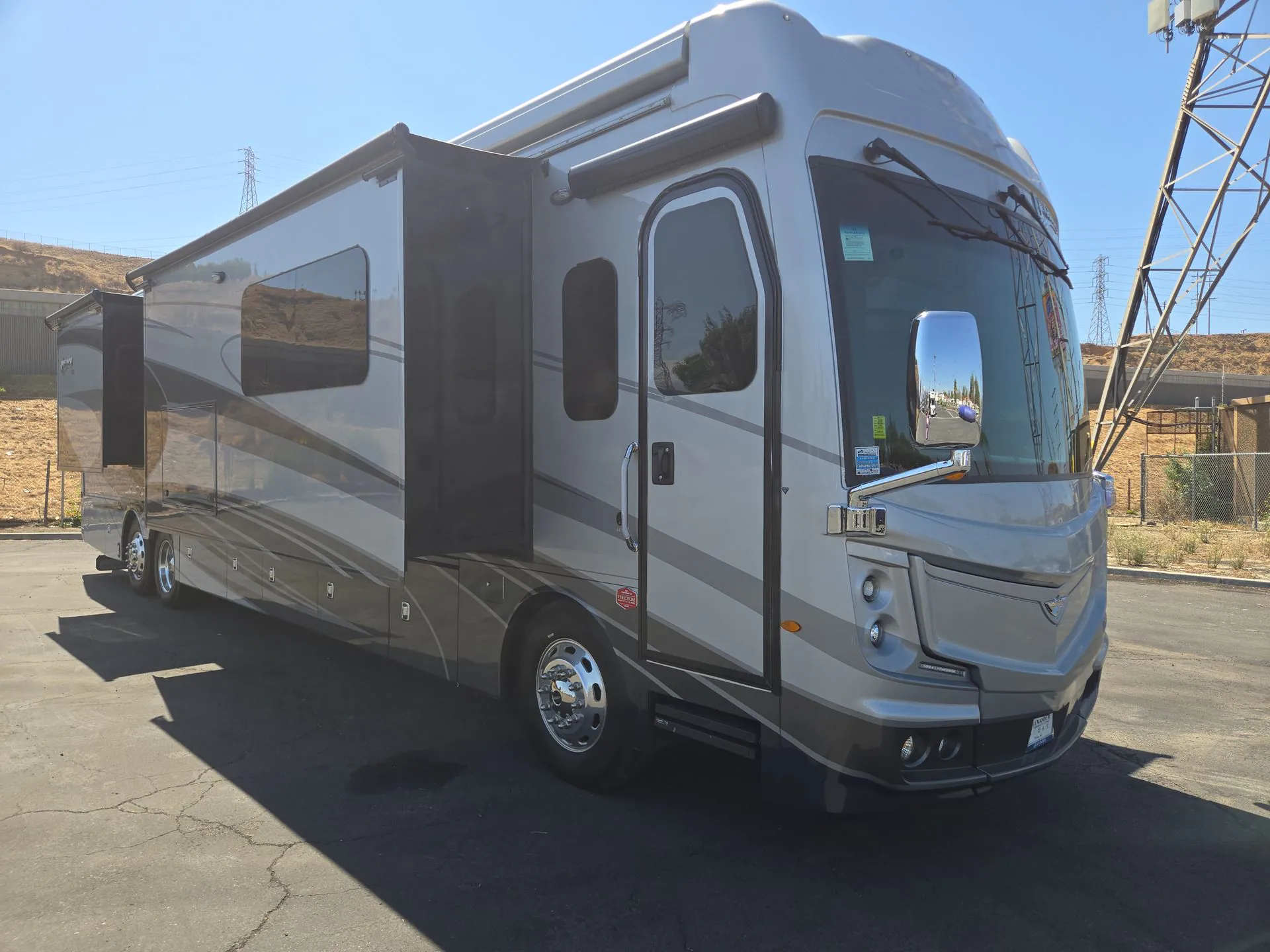 2023 Fleetwood Discovery LXE 44S - Photo 2