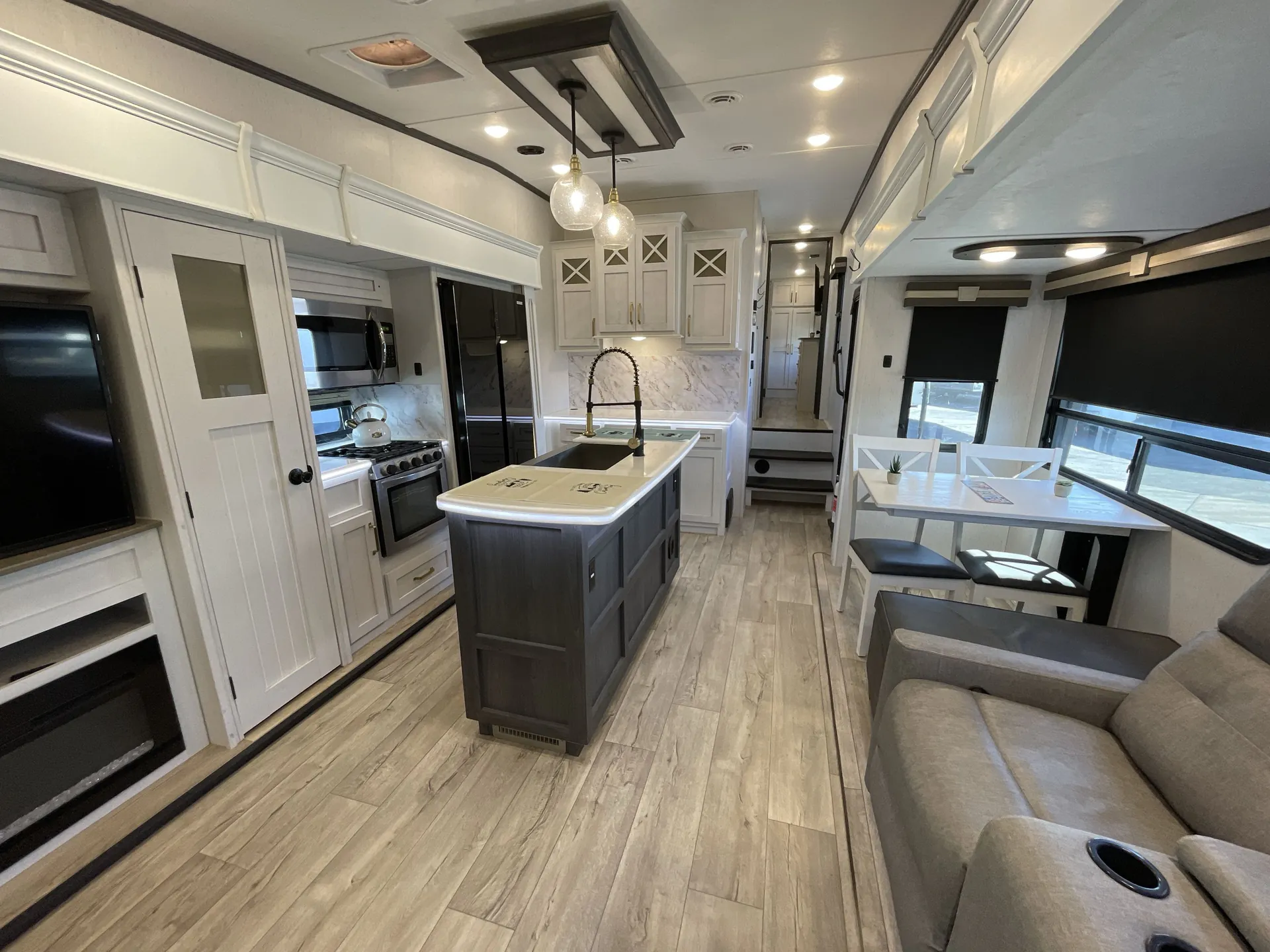 2023 Dutchmen Astoria Platinum 3173RLP — living area main
