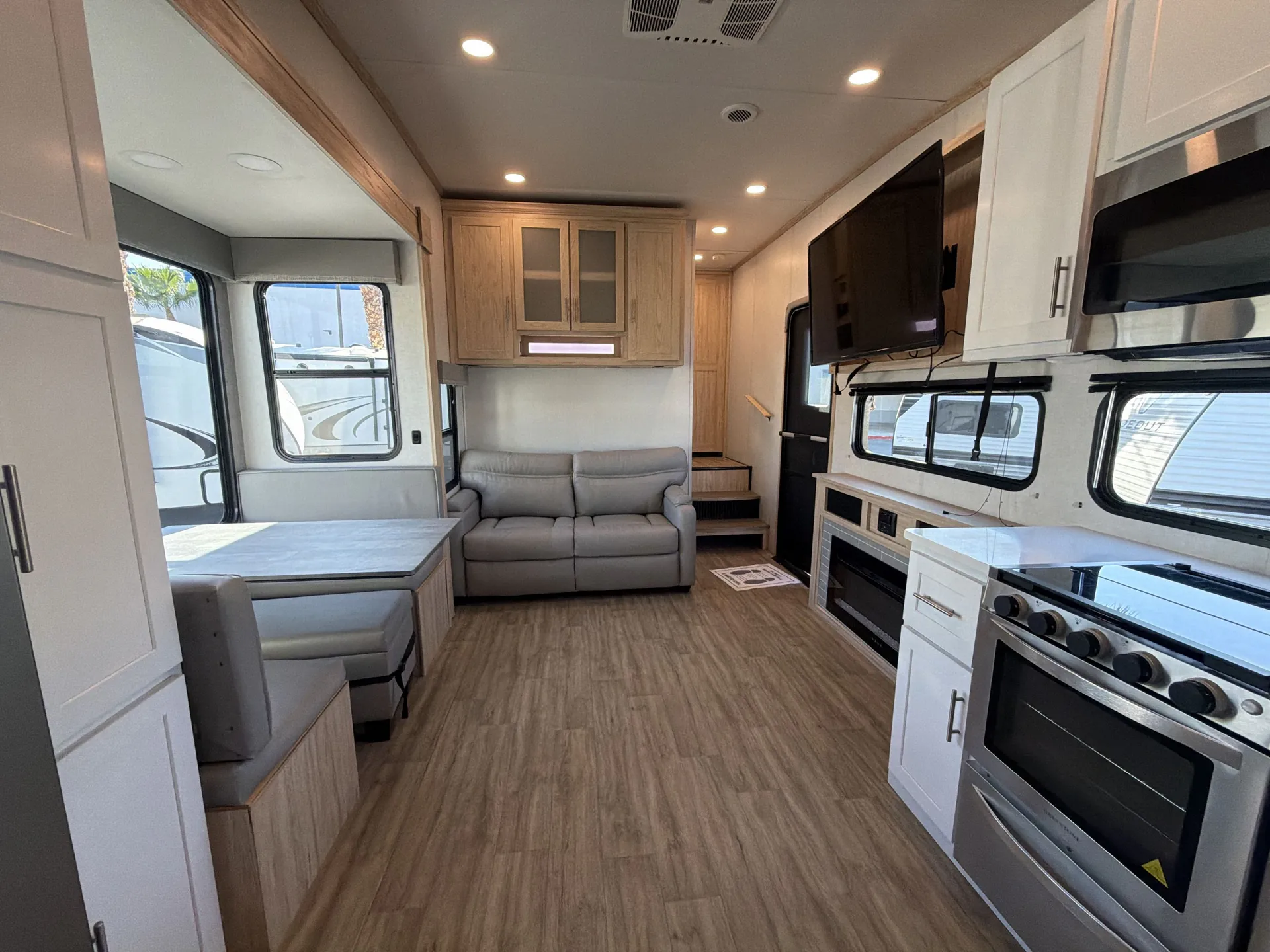 2022 Alliance RV Avenue 31BHS — living area main