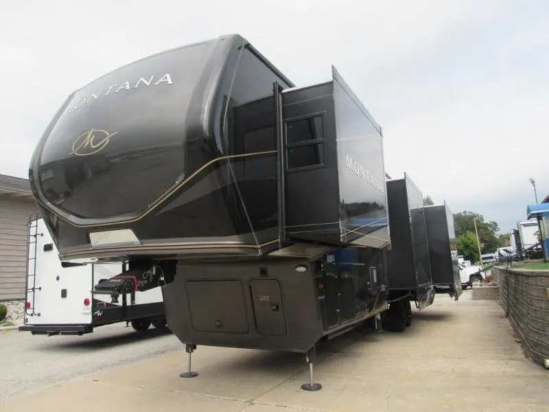2025 Keystone Montana 3623EB - Photo 3