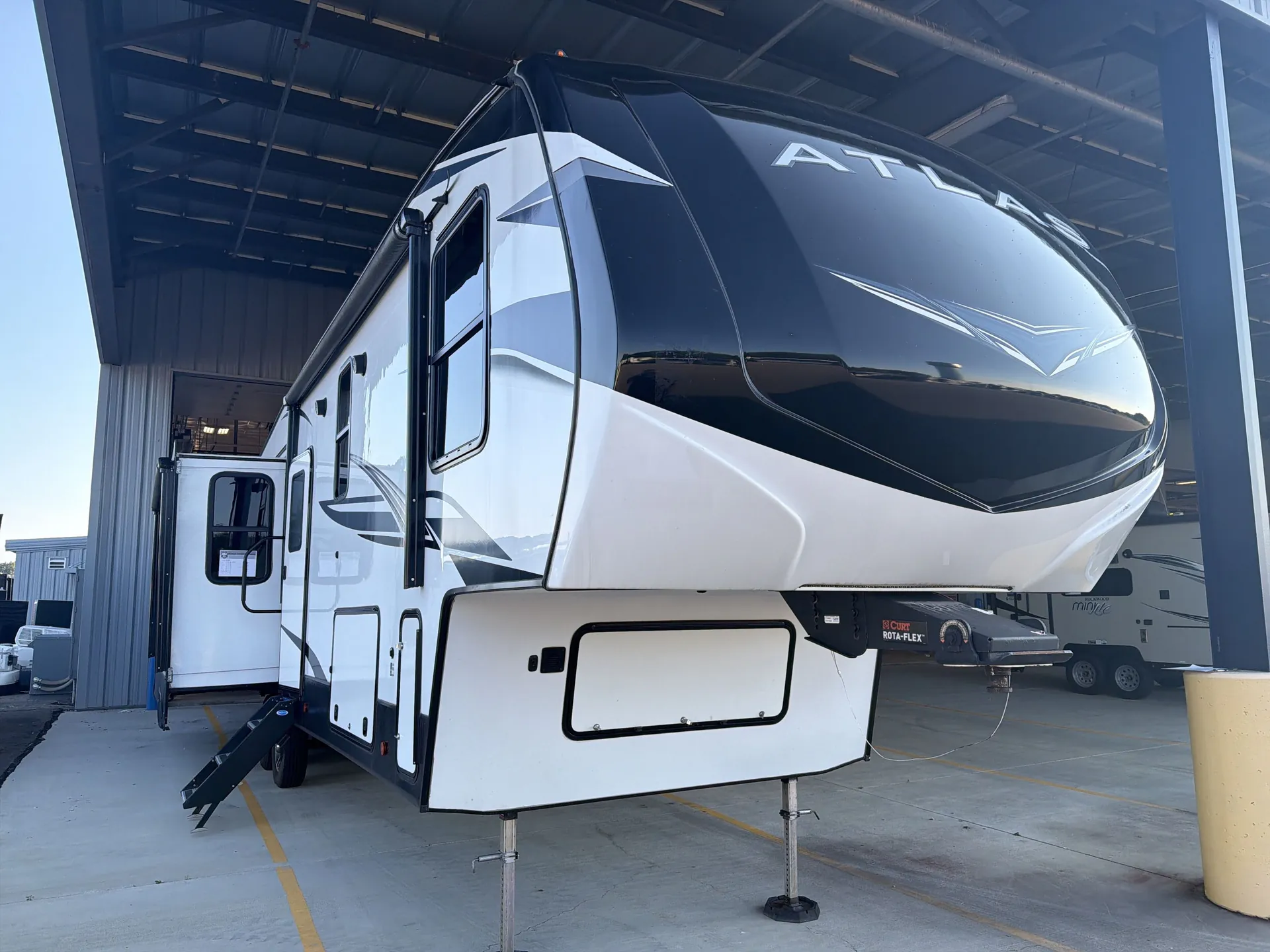 2022 Dutchmen Atlas 3172RLKB - Photo 2