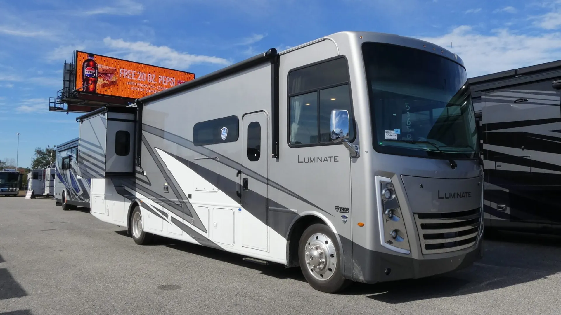 2026 Thor Motor Coach Luminate GG35 - Photo 2