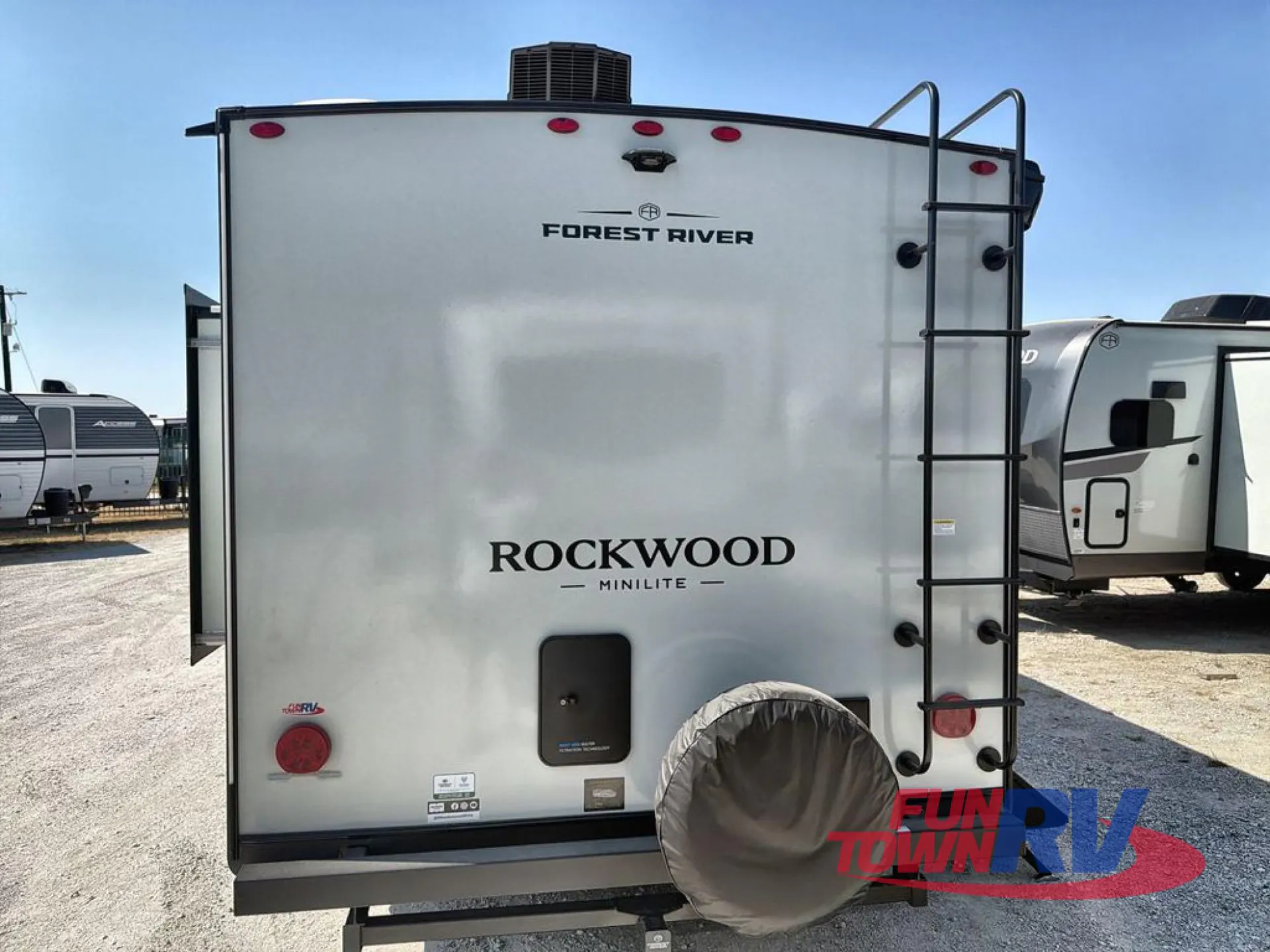 2027 Forest River Rockwood Mini Lite 2109S — Photo 5