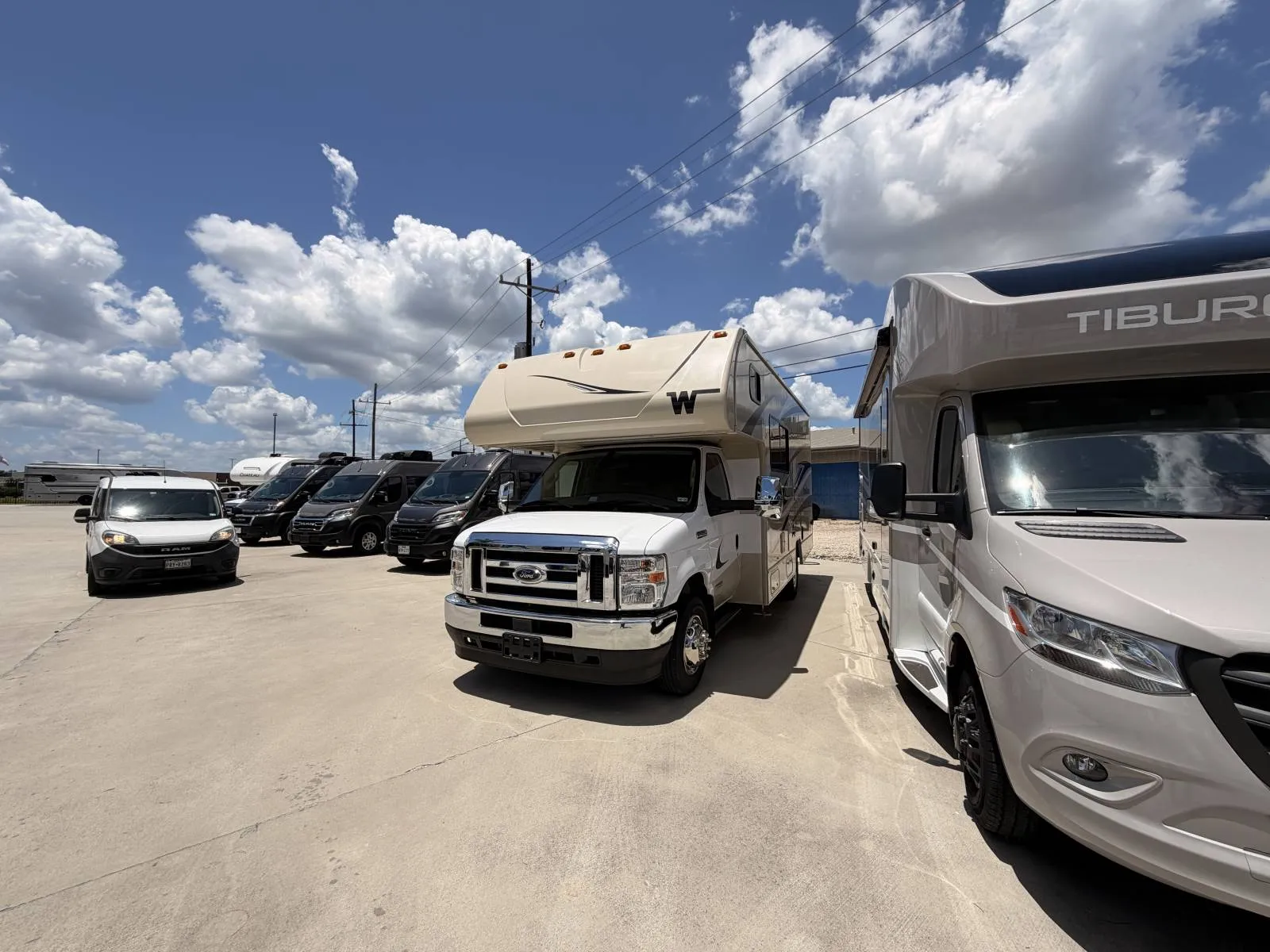 2025 Winnebago Minnie Winnie 22R - Photo 2