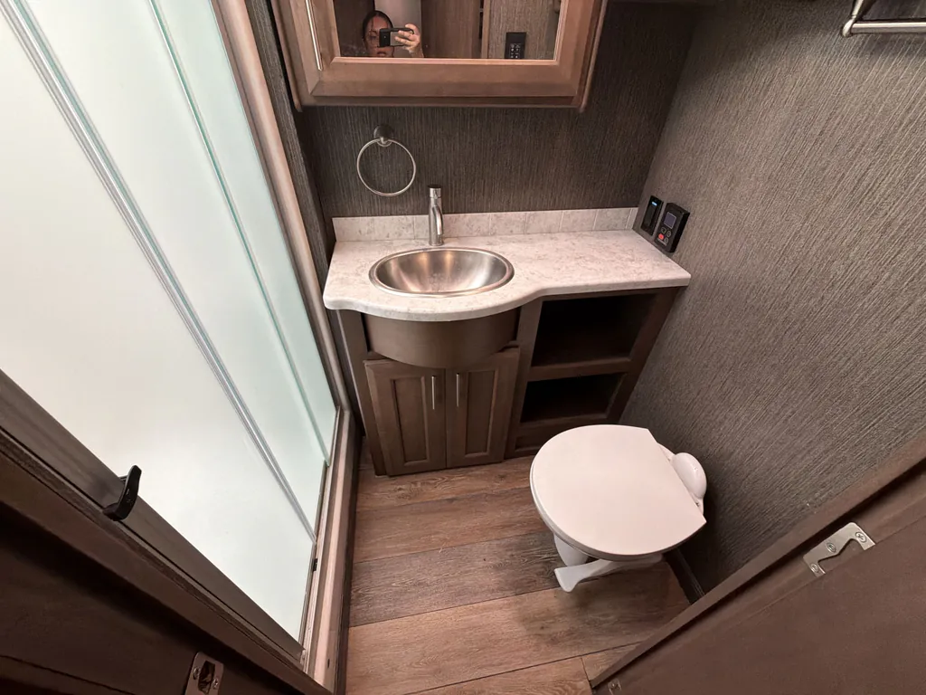 2021 Thor Motor Coach Challenger 35MQ, Photos photo 18