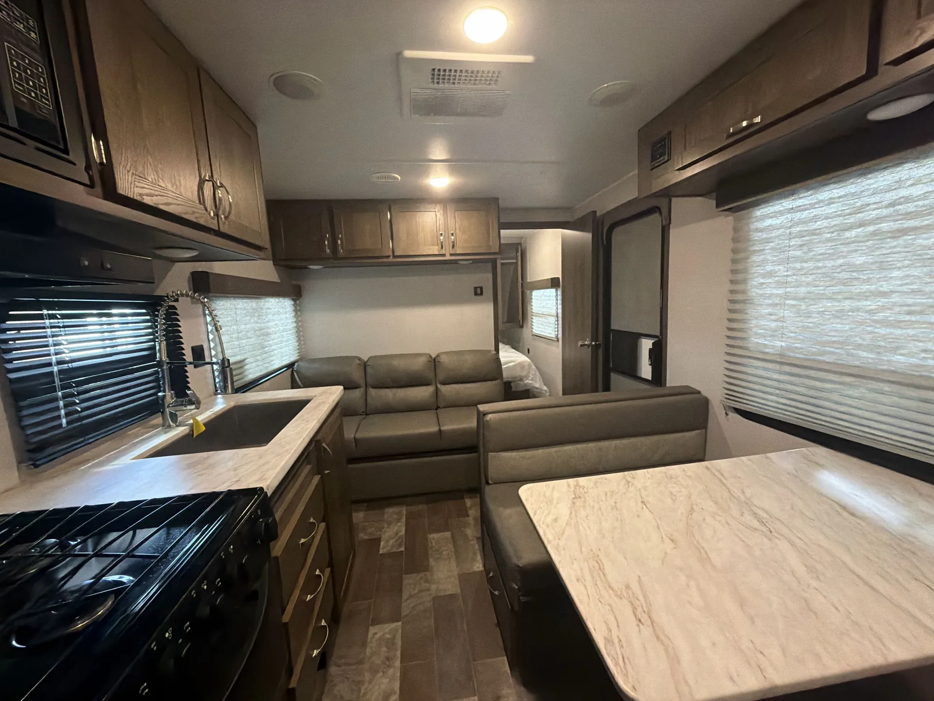 2020 East to West Silver Lake 27KNS — living area main