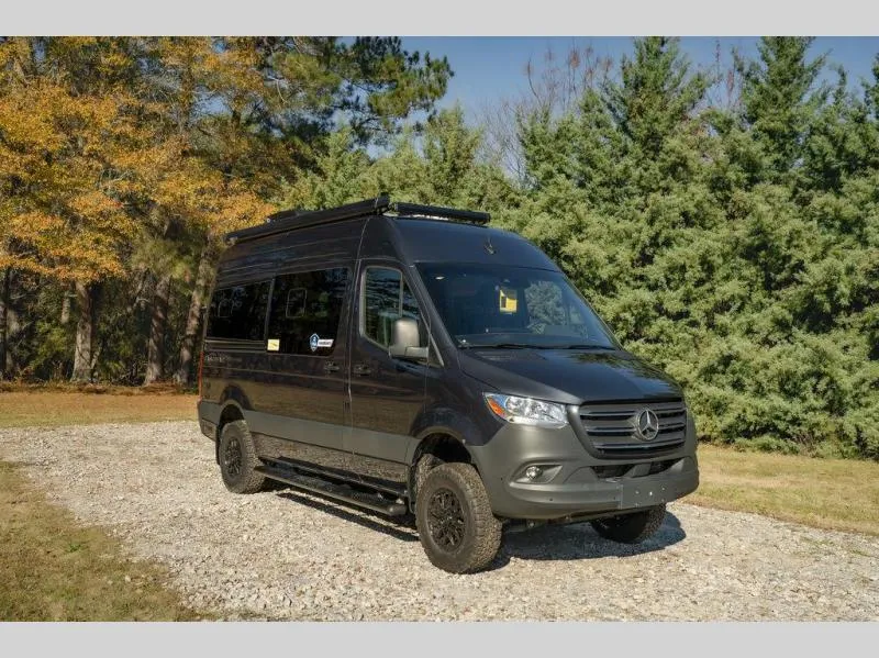 2025 Thor Motor Coach Sanctuary 19M - Photo 2