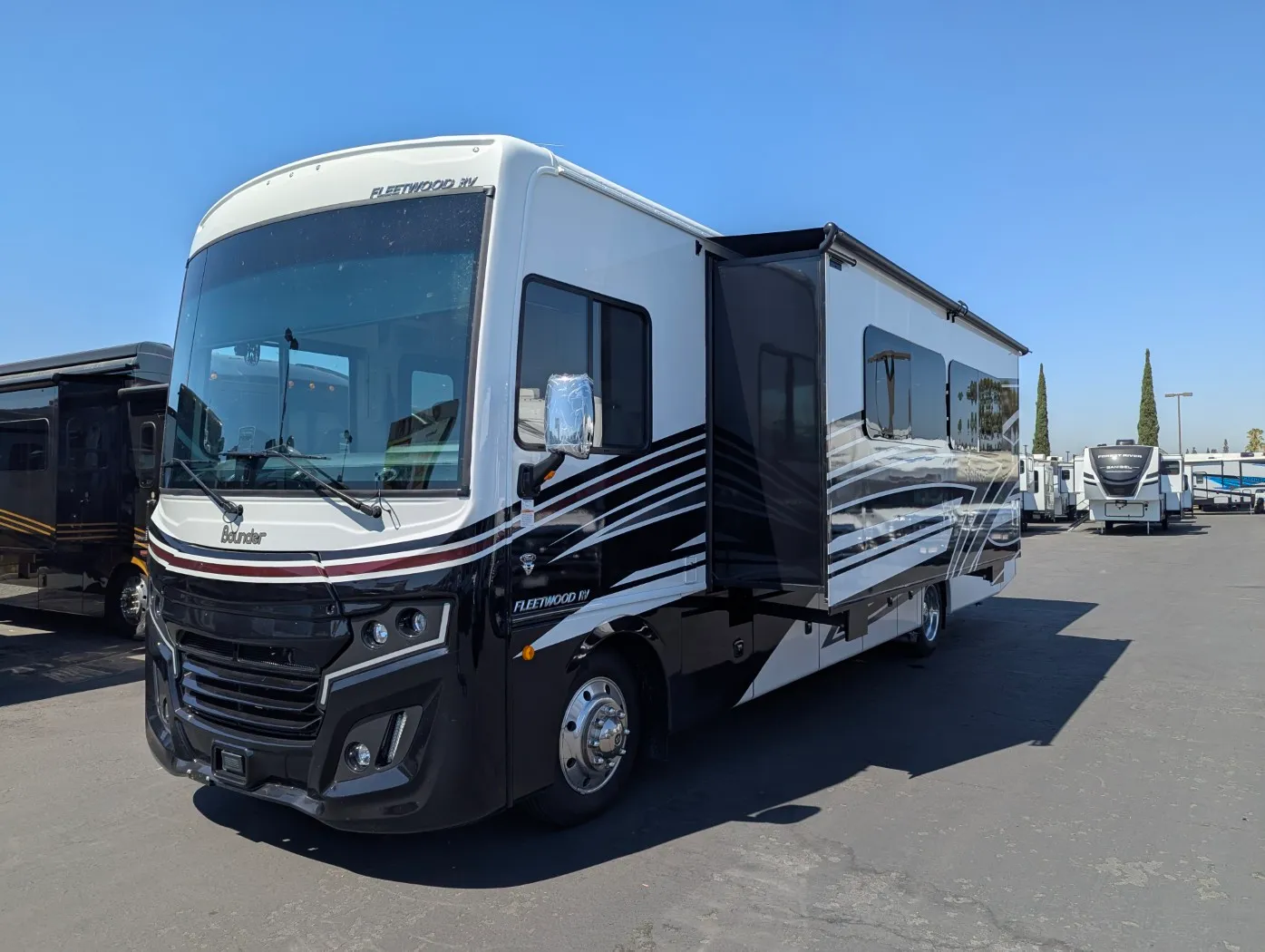 2026 Fleetwood Bounder 35K - Photo 4