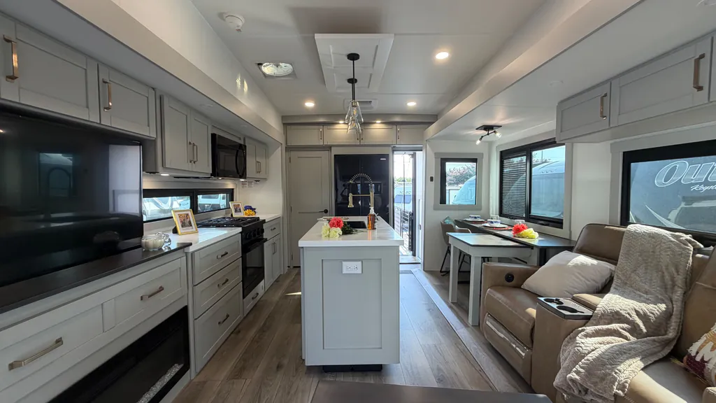 2025 Brinkley Model Z 3400, Photos photo 2