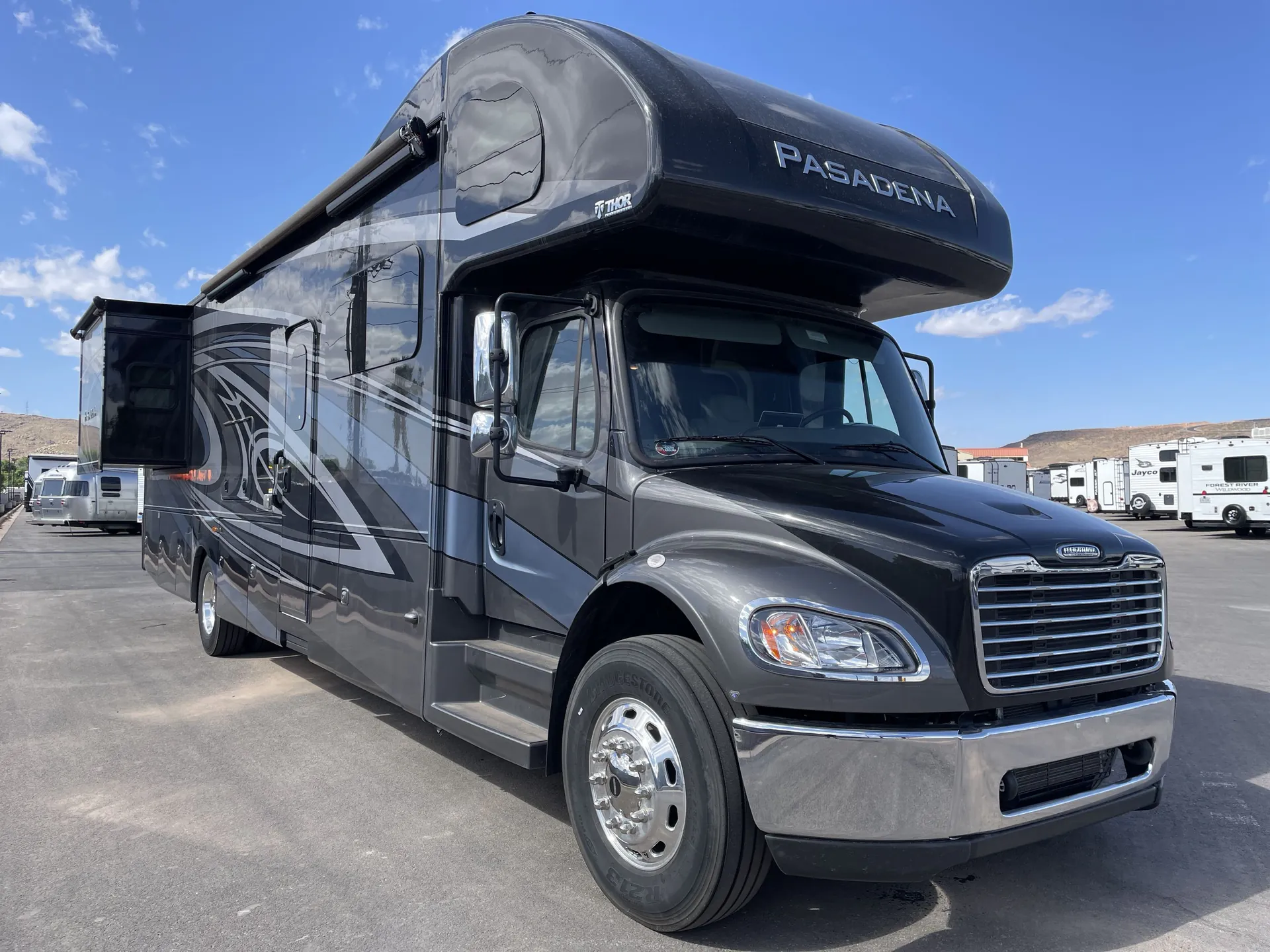 2023 Thor Motor Coach Pasadena 38BX - Photo 2