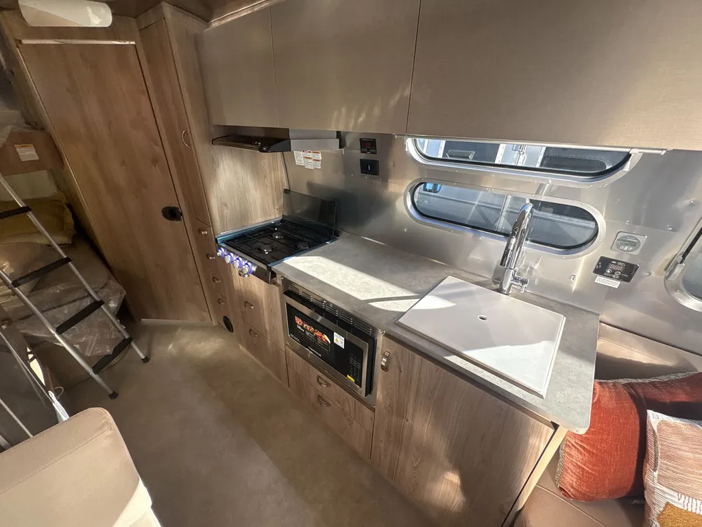 2026 Airstream Flying Cloud 30FB Office, Photos photo 4