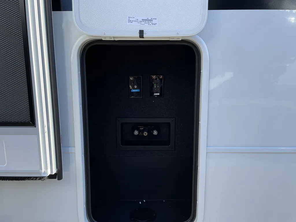 2026 Brinkley Model Z 3600, Photos photo 6