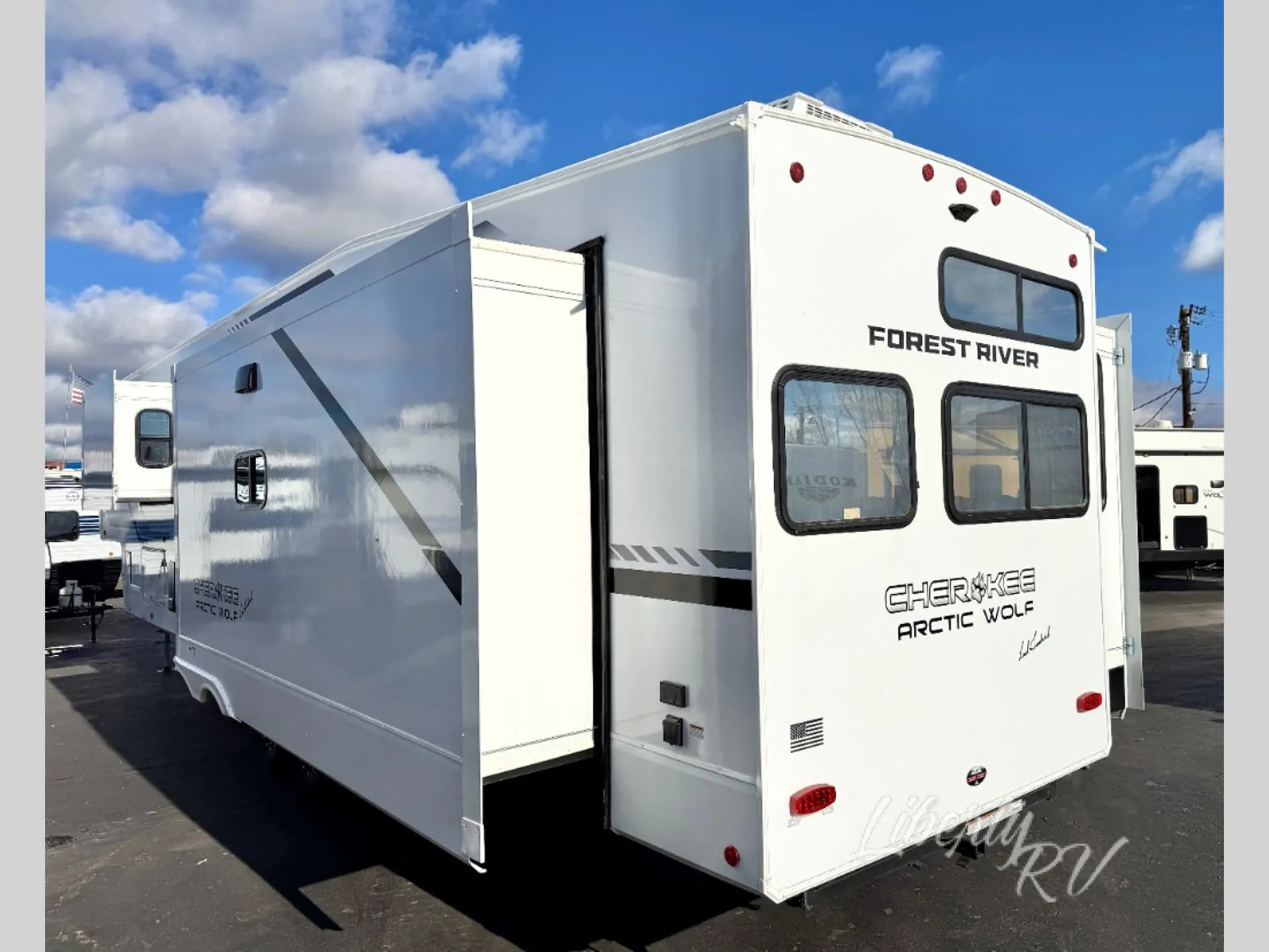 2026 Forest River Cherokee Arctic Wolf 38LEAHG - Photo 4