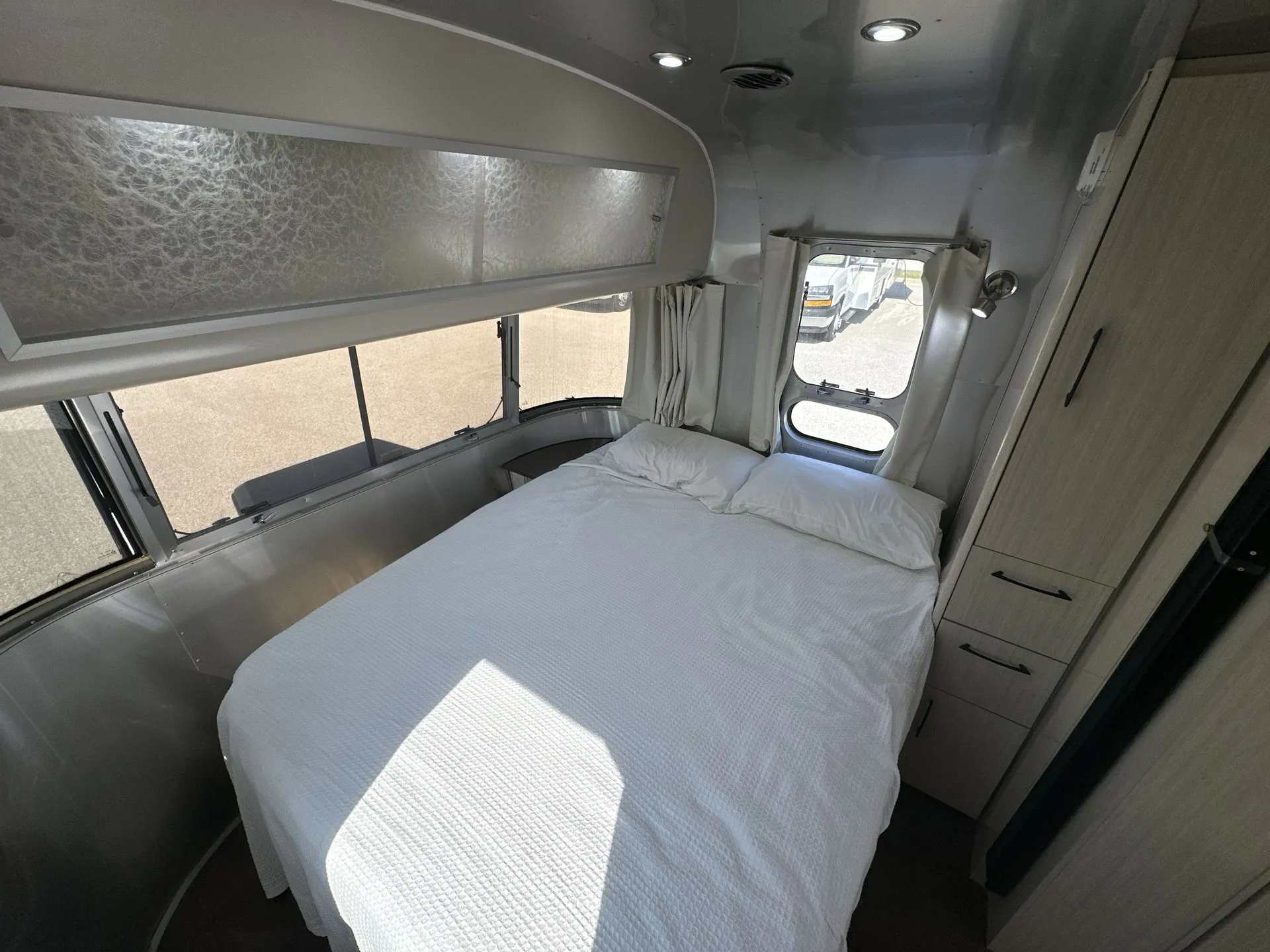 2017 Airstream International Serenity 25FB - Photo 3