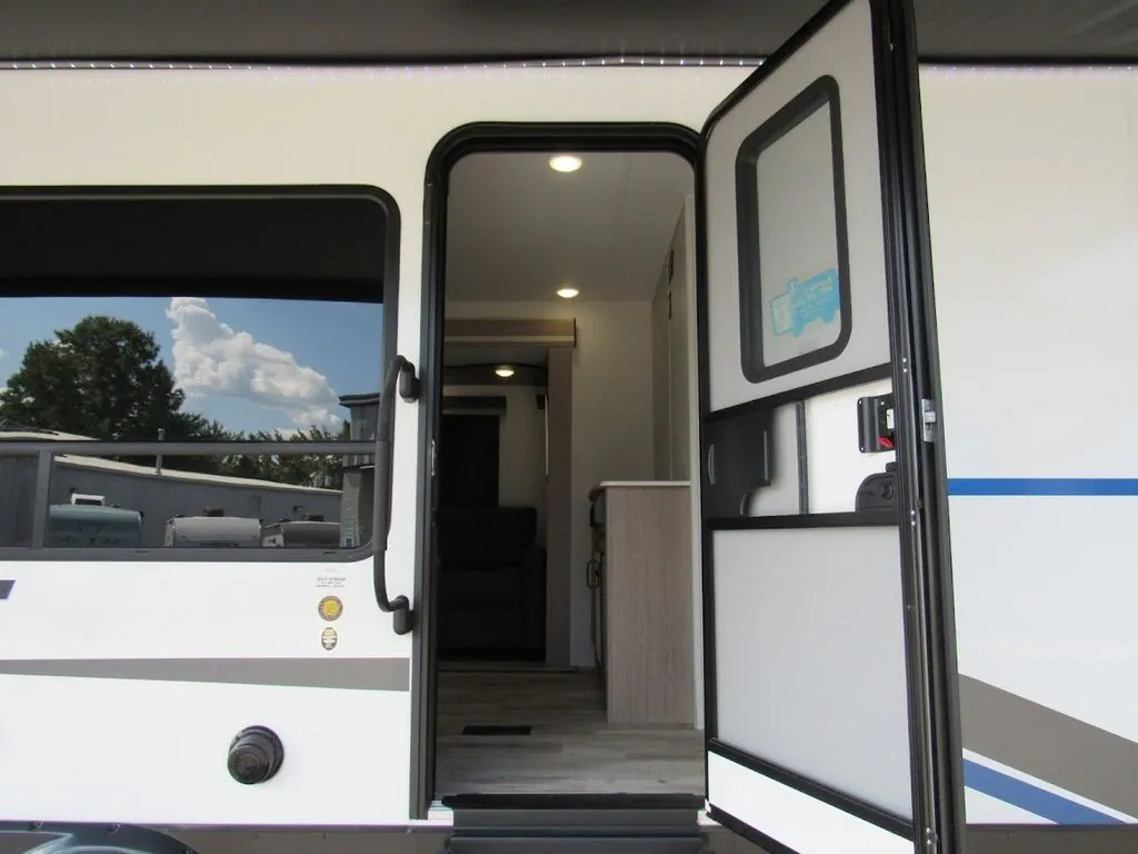 2025 Gulf Stream Conquest 295SBW, Photos photo 11