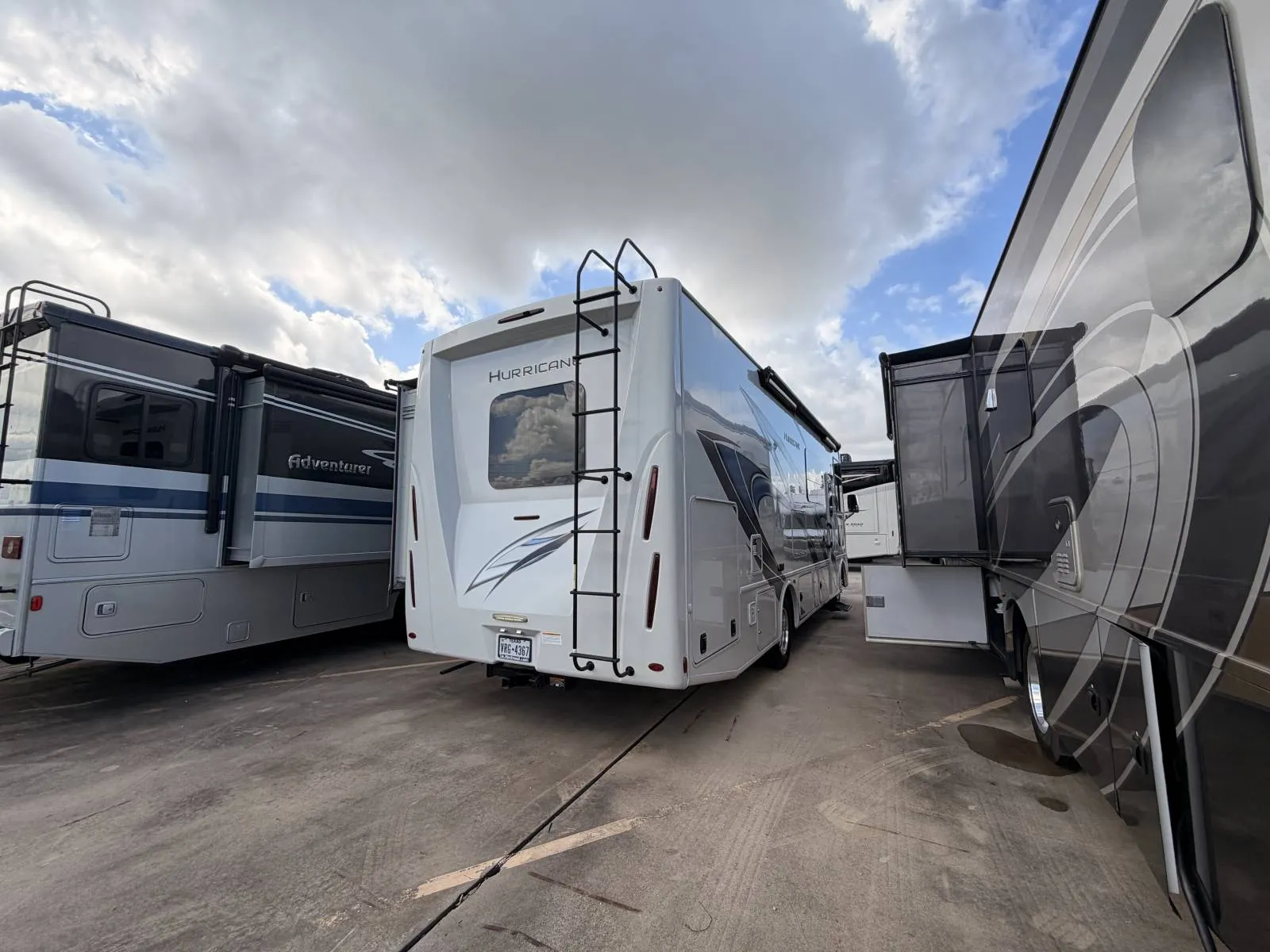 2024 Thor Motor Coach Hurricane 29M - Photo 3